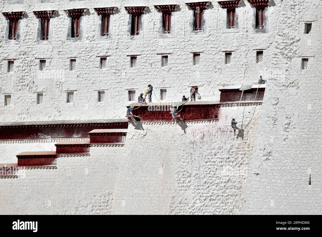 191106 -- LHASSA, 6 novembre 2019 -- des ouvriers peignent le mur du palais du Potala à Lhassa, dans la région autonome du Tibet du sud-ouest de la Chine, 2 novembre 2019. Chaque année, des ouvriers et des centaines de bénévoles locaux se réunissent au palais du Potala à Lhassa pour donner un coup de fouet à l'ancien palais. Le palais vieux de 1 300 ans est un point de repère de Lhassa. Il a accueilli 1,45 millions de touristes en 2017. Le palais a été inscrit sur la liste du patrimoine mondial de l'UNESCO en 1994. Il faut généralement environ une douzaine de jours pour peindre le palais en préparation du prochain Lhabab Duchen, qui est censé être le jour où le Bouddha est descendu de la Banque D'Images