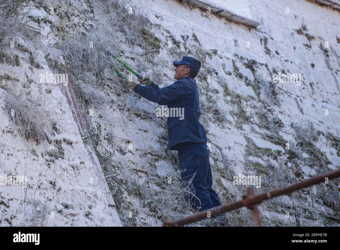191106 -- LHASSA, 6 novembre 2019 -- Un pompier coupe les mauvaises herbes des murs du palais du Potala pour prévenir les incendies hivernaux à Lhassa, capitale de la région autonome du Tibet du sud-ouest de la Chine, 6 novembre 2019. Le palais vieux de 1 300 ans a été construit par le roi tibétain Songtsa Gambo au VIIe siècle. Le palais a été inscrit sur la liste du patrimoine mondial de l'UNESCO en 1994. CHINE-TIBET-PALAIS LHASSA-POTALA-PRÉVENTION DES INCENDIES CN SUNXFEI PUBLICATIONXNOTXINXCHN Banque D'Images