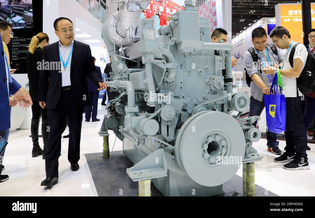 191106 -- SHANGHAI, le 6 novembre 2019 -- un générateur diesel écologique produit par Mitsubishi Heavy Industries est vu dans la zone d'exposition Equipment lors de la deuxième China International Import Expo CIIE à Shanghai, dans l'est de la Chine, le 6 novembre 2019. Le Centre national des expositions et des congrès de Shanghai a accueilli un grand nombre de visiteurs le deuxième jour du CIIE. CIIECHINA-SHANGHAI-CIIE-VISITORS CN FangxZhe PUBLICATIONxNOTxINxCHN Banque D'Images