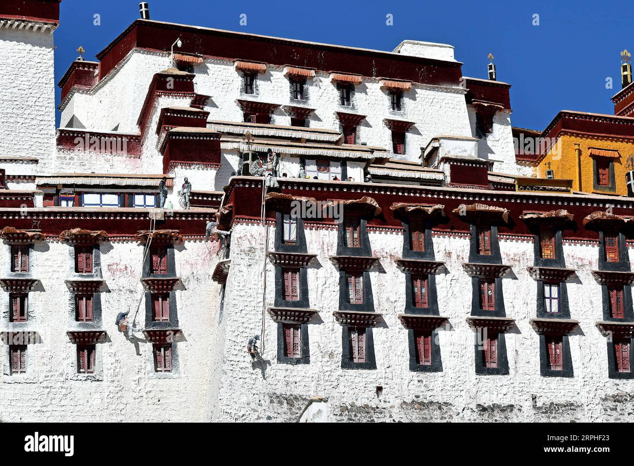 191107 -- PÉKIN, le 7 novembre 2019 -- des ouvriers peignent le mur du palais du Potala à Lhassa, dans la région autonome du Tibet du sud-ouest de la Chine, le 2 novembre 2019. Chaque année, des ouvriers et des centaines de bénévoles locaux se réunissent au palais du Potala à Lhassa pour donner un coup de fouet à l'ancien palais. Le palais vieux de 1 300 ans est un point de repère de Lhassa. Il a accueilli 1,45 millions de touristes en 2017. Le palais a été inscrit sur la liste du patrimoine mondial de l'UNESCO en 1994. PHOTOS XINHUA DU JOUR LixXin PUBLICATIONxNOTxINxCHN Banque D'Images