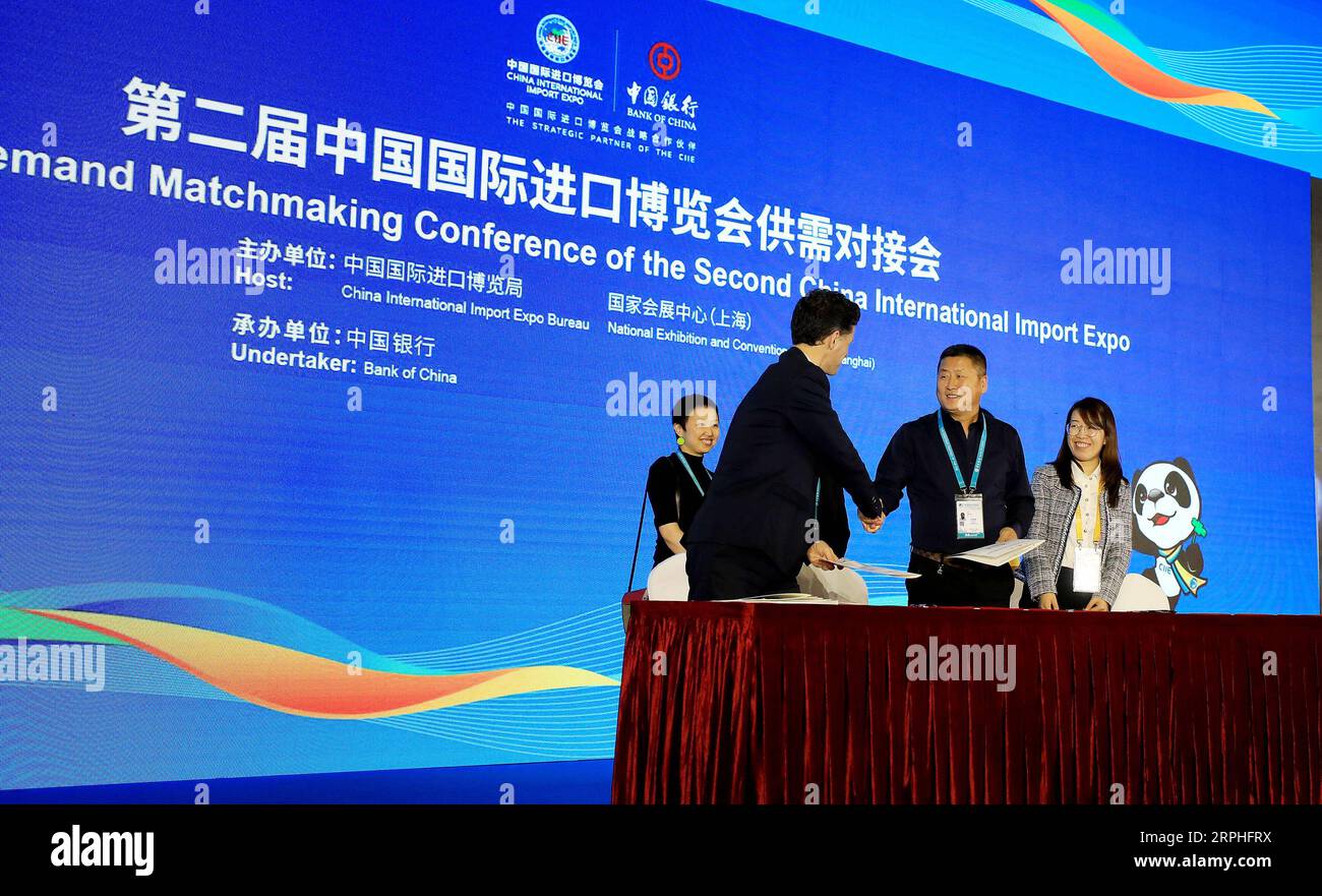 191107 -- SHANGHAI, le 7 novembre 2019 -- les gens prennent part à la conférence de matchmaking offre-demande de la deuxième China International Import Expo CIIE à Shanghai, dans l'est de la Chine, le 7 novembre 2019. Des milliers d’exposants et d’acheteurs de quelque 90 pays et régions participent à la conférence qui se déroulera du 6 au 8 novembre. CIIECHINA-SHANGHAI-CIIE-OFFRE-DEMANDE-MATCHMAKING CN FANGXZHE PUBLICATIONXNOTXINXCHN Banque D'Images