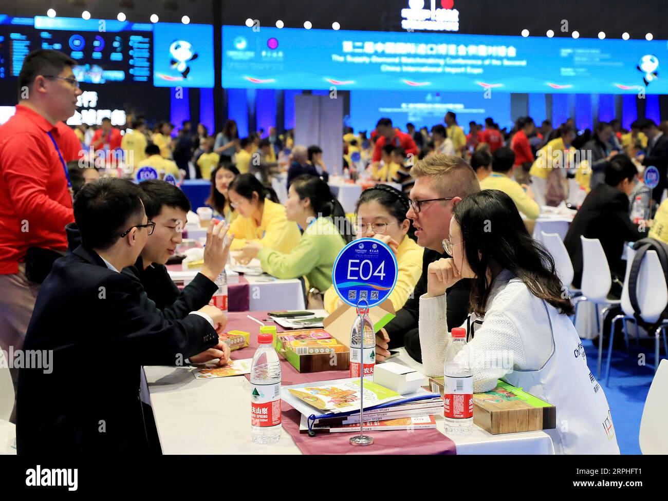 191107 -- SHANGHAI, le 7 novembre 2019 -- les gens prennent part à la conférence de matchmaking offre-demande de la deuxième China International Import Expo CIIE à Shanghai, dans l'est de la Chine, le 7 novembre 2019. Des milliers d’exposants et d’acheteurs de quelque 90 pays et régions participent à la conférence qui se déroulera du 6 au 8 novembre. CIIECHINA-SHANGHAI-CIIE-OFFRE-DEMANDE-MATCHMAKING CN FANGXZHE PUBLICATIONXNOTXINXCHN Banque D'Images