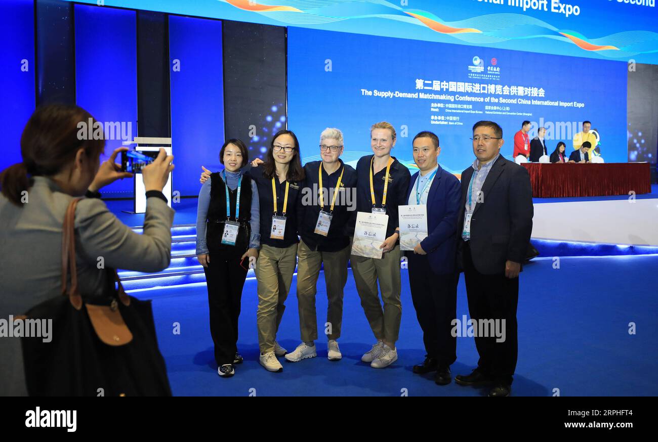 191107 -- SHANGHAI, le 7 novembre 2019 -- les gens prennent part à la conférence de matchmaking offre-demande de la deuxième China International Import Expo CIIE à Shanghai, dans l'est de la Chine, le 7 novembre 2019. Des milliers d’exposants et d’acheteurs de quelque 90 pays et régions participent à la conférence qui se déroulera du 6 au 8 novembre. CIIECHINA-SHANGHAI-CIIE-OFFRE-DEMANDE-MATCHMAKING CN FANGXZHE PUBLICATIONXNOTXINXCHN Banque D'Images
