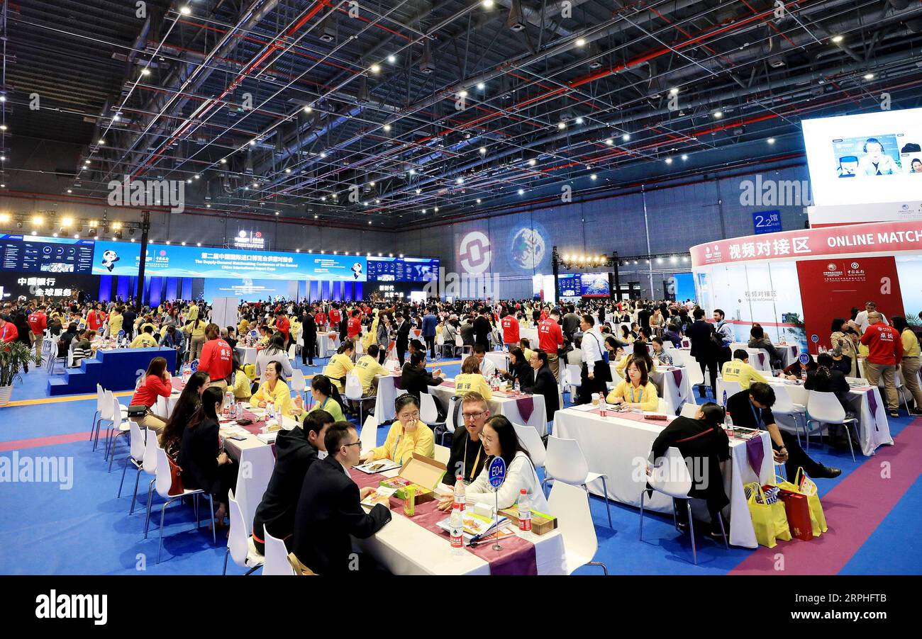 191107 -- SHANGHAI, le 7 novembre 2019 -- les gens prennent part à la conférence de matchmaking offre-demande de la deuxième China International Import Expo CIIE à Shanghai, dans l'est de la Chine, le 7 novembre 2019. Des milliers d’exposants et d’acheteurs de quelque 90 pays et régions participent à la conférence qui se déroulera du 6 au 8 novembre. CIIECHINA-SHANGHAI-CIIE-OFFRE-DEMANDE-MATCHMAKING CN FANGXZHE PUBLICATIONXNOTXINXCHN Banque D'Images
