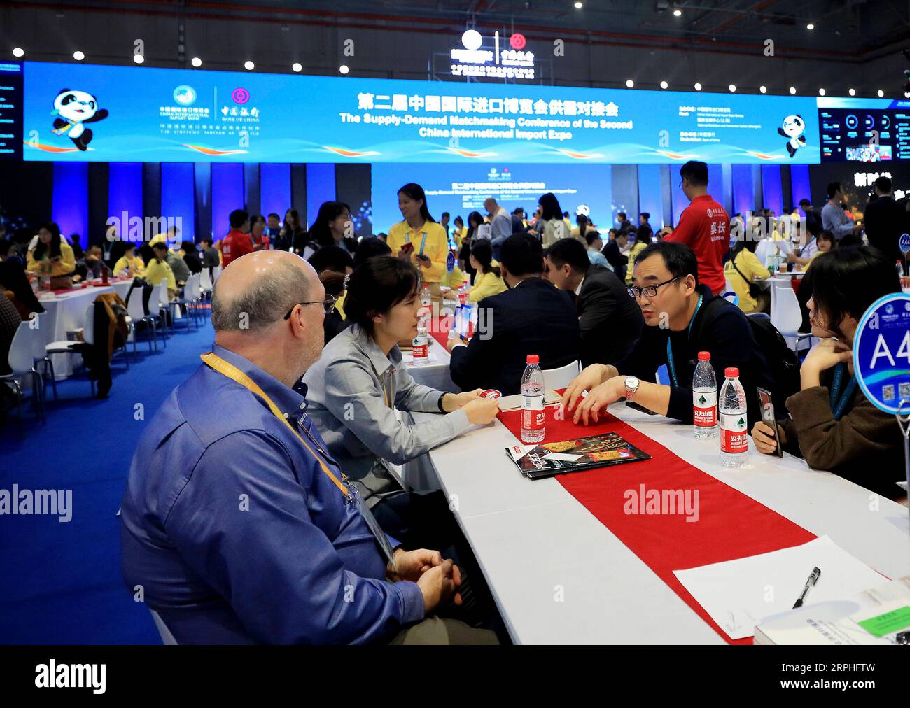 191107 -- SHANGHAI, le 7 novembre 2019 -- les gens prennent part à la conférence de matchmaking offre-demande de la deuxième China International Import Expo CIIE à Shanghai, dans l'est de la Chine, le 7 novembre 2019. Des milliers d’exposants et d’acheteurs de quelque 90 pays et régions participent à la conférence qui se déroulera du 6 au 8 novembre. CIIECHINA-SHANGHAI-CIIE-OFFRE-DEMANDE-MATCHMAKING CN FANGXZHE PUBLICATIONXNOTXINXCHN Banque D'Images
