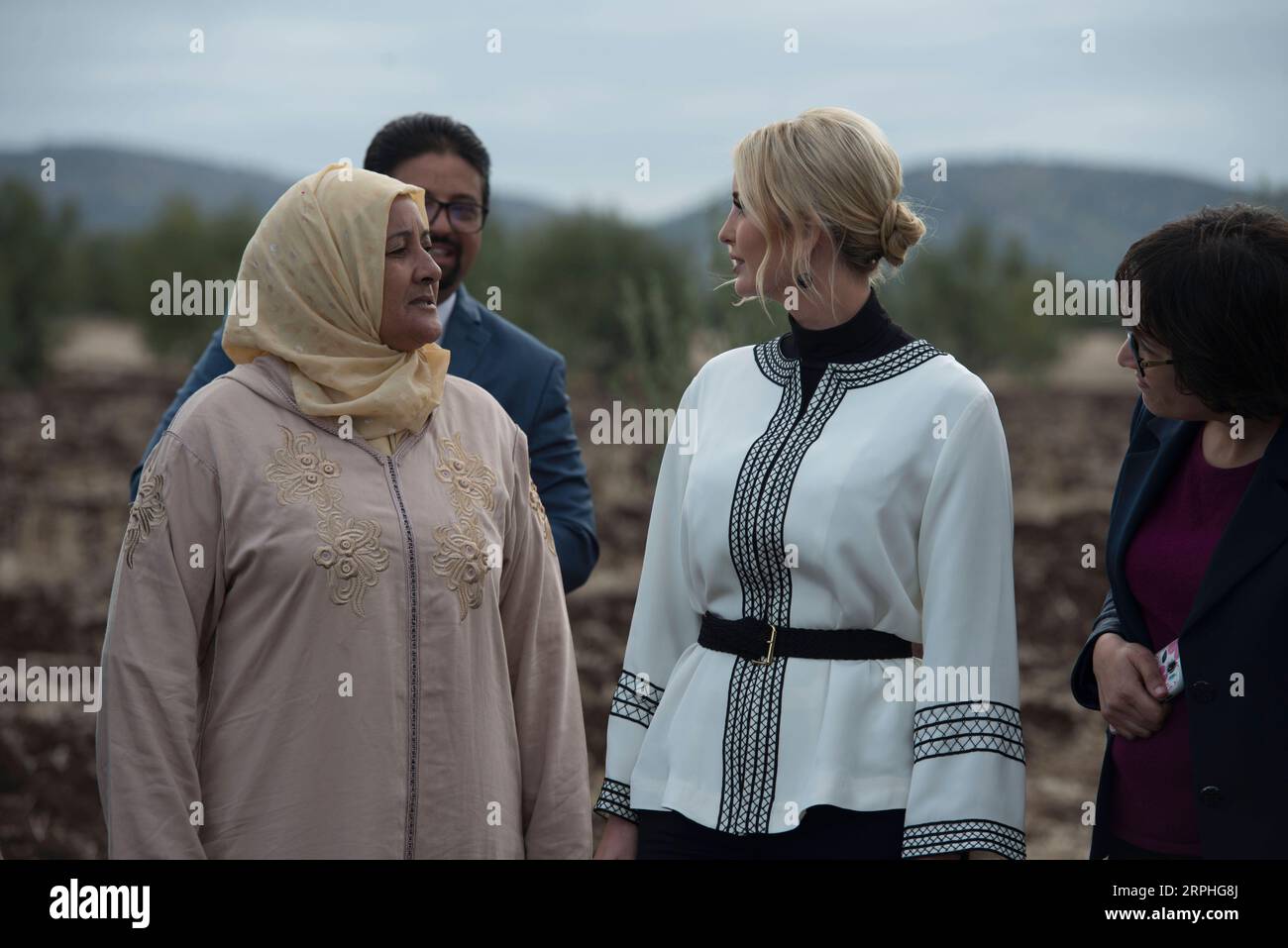 191107 -- SIDI KACEM MAROC, 7 novembre 2019 -- Ivanka Trump 2nd R, fille et conseillère principale du président américain Donald Trump, s'entretient avec une femme locale lors de sa visite dans une ferme expérimentale à Sidi Kacem, dans le centre du Maroc, le 7 novembre 2019. Ivanka Trump est arrivée mercredi au Maroc pour une visite de trois jours visant à promouvoir l’autonomisation des femmes. Photo de /Xinhua MOROCCO-SIDI KACEM-U.S.-IVANKA TRUMP-VISIT Chadi PUBLICATIONxNOTxINxCHN Banque D'Images