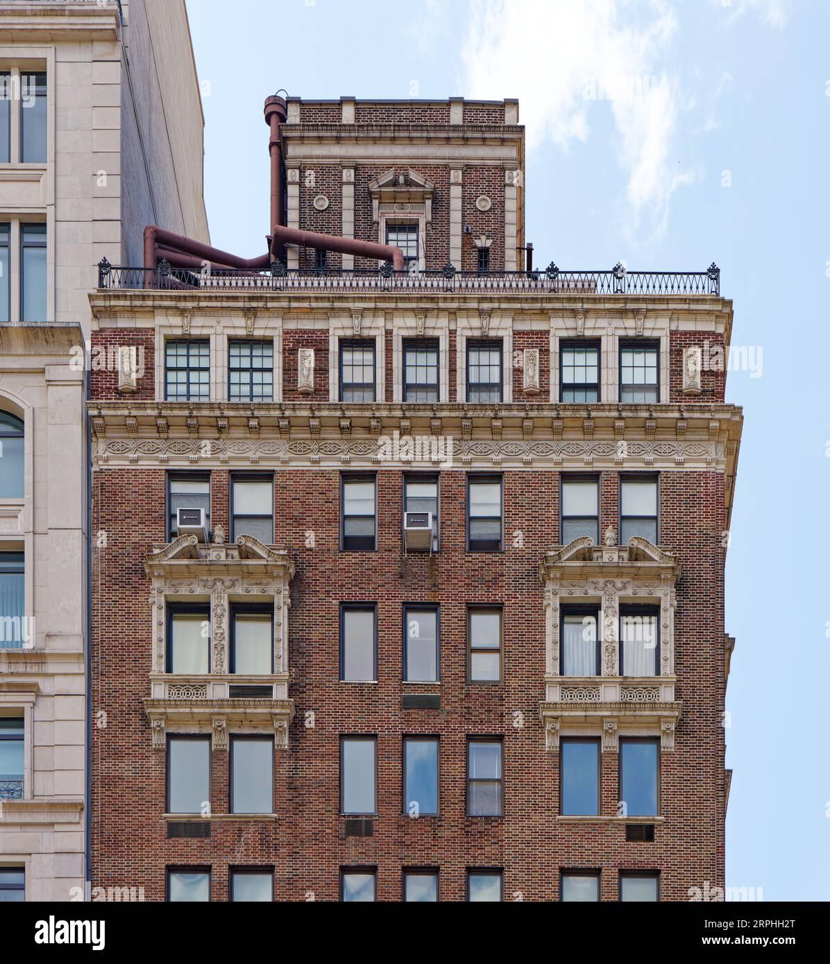 Upper East Side : Emery Roth a conçu le 1112 Park Avenue dans un style néo-colonial. Le monument de 15 étages a été construit en 1927 et est maintenant une coopérative Banque D'Images