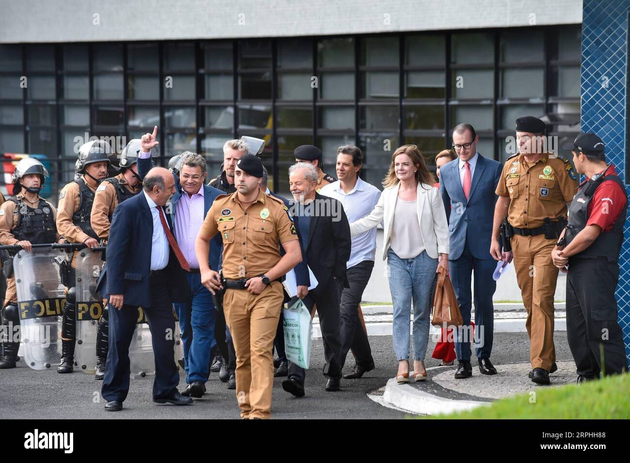 191108 -- CURITIBA BRÉSIL, 8 novembre 2019 Xinhua -- l'ancien président brésilien Luiz Inacio Lula da Silva C quitte le bâtiment de la police fédérale à Curitiba, dans le sud du Brésil, le 8 novembre 2019. L ancien président brésilien Luiz Inacio Lula da Silva a été libéré de prison à Curitiba vendredi après-midi. Dennis Ferreira Netto/Agencia Estado via Xinhua ***BRAZIL OUT*** BRAZIL-CURITIBA-EX-PRESIDENT-LULA-RELEASE PUBLICATIONxNOTxINxCHN Banque D'Images