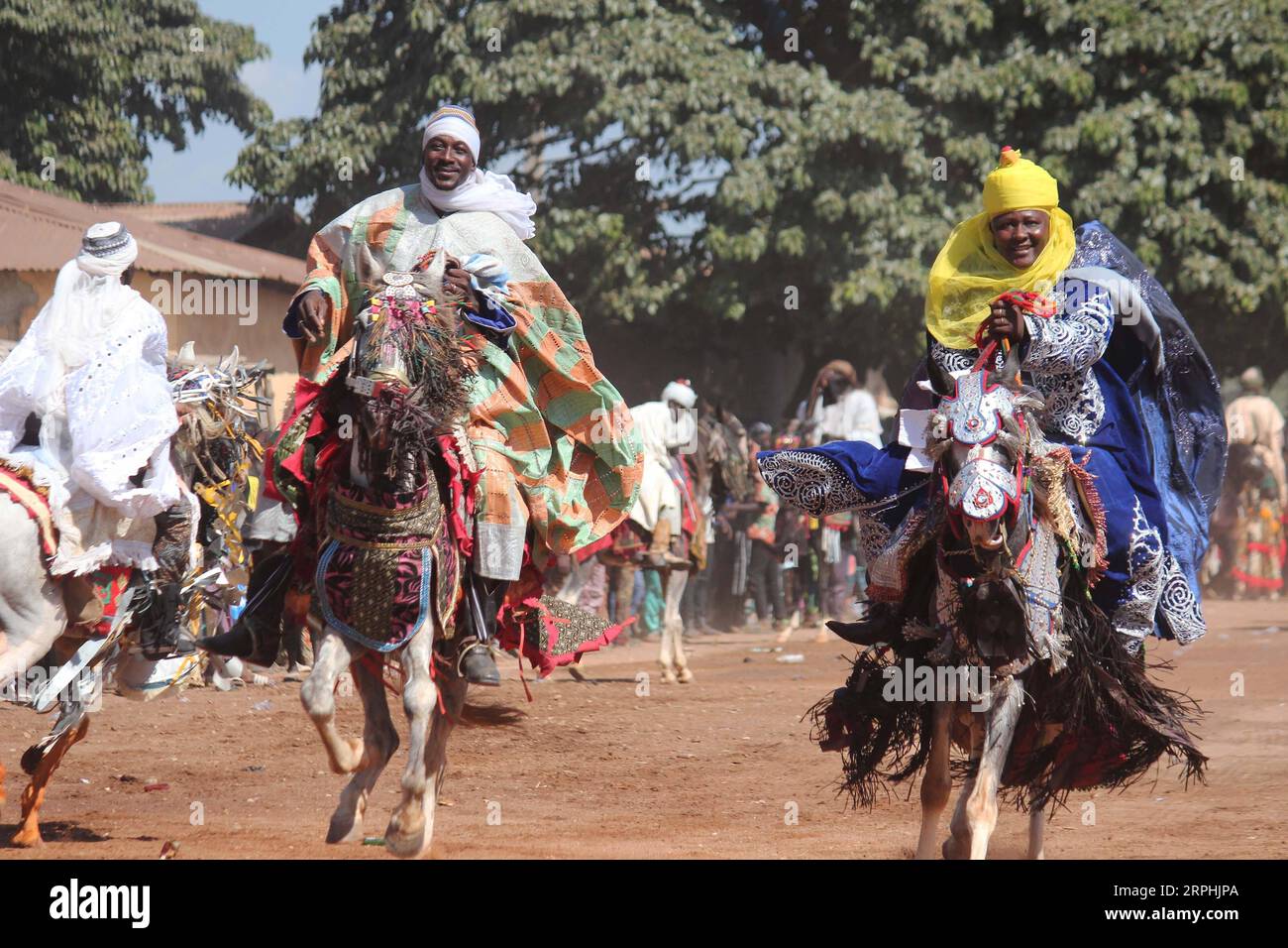 191110 -- NIKKI BENIN, 10 novembre 2019 Xinhua -- des personnes jouent un spectacle équestre lors du festival Gaani à Nikki, Bénin, le 9 novembre 2019. Le festival de deux jours propose des danses tribales traditionnelles et des spectacles équestres. C’est la fête la plus importante du peuple Bariba du Bénin et elle est conçue pour célébrer la victoire et la joie. Photo de Seraphin Zounyekpe/Xinhua BENIN-NIKKI-GAANI FESTIVAL PUBLICATIONxNOTxINxCHN Banque D'Images