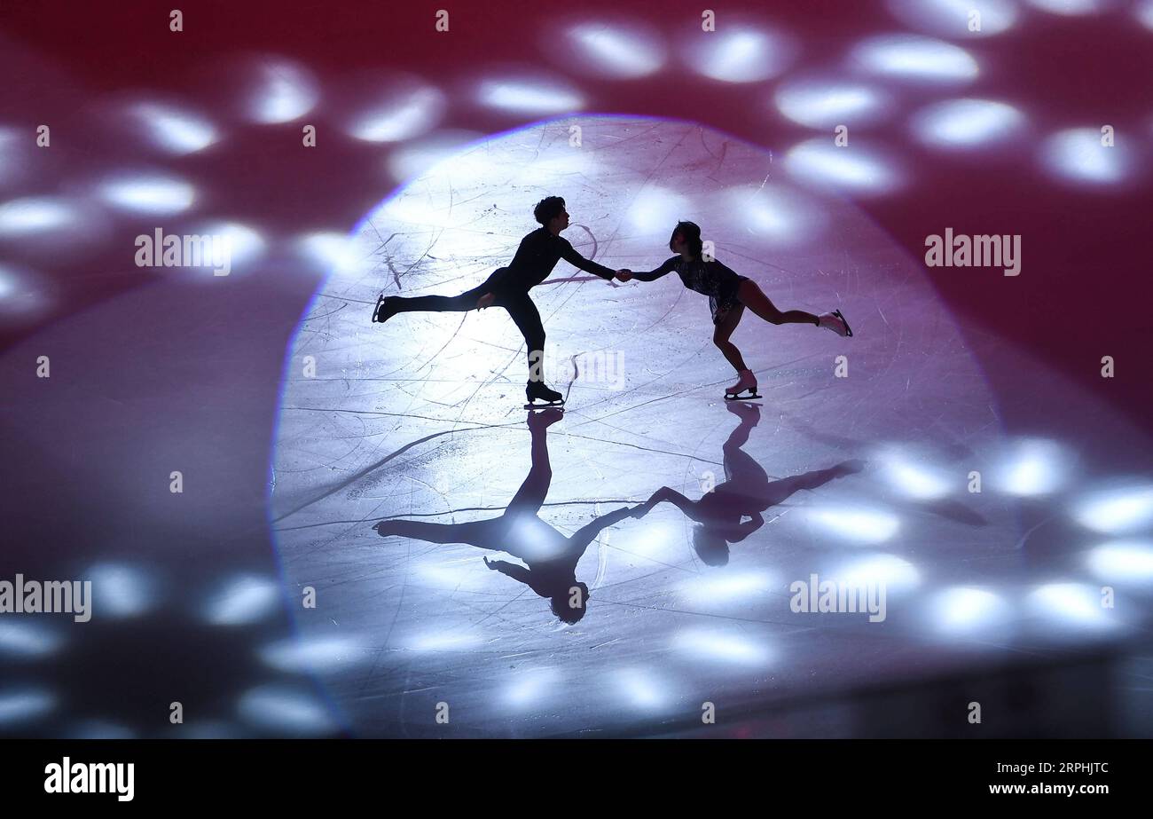 191111 -- BEIJING, le 11 novembre 2019 -- Chine sui WenjingR/Han Cong se produit lors du gala de clôture du Grand Prix ISU de la coupe de patinage artistique de Chine 2019 à Chongqing, dans le sud-ouest de la Chine, le 10 novembre 2019. PHOTOS XINHUA DU JOUR XuexYubin PUBLICATIONxNOTxINxCHN Banque D'Images