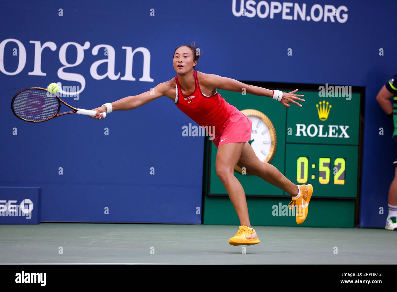 New York, États-Unis. 04 septembre 2023. Qinwen Zheng, de Chine, lors de sa victoire bouleversée contre la 5e place, ONS Jabeur, de Tunisie, dans leur match de quatrième ronde à l’US Open. Photographie par crédit : Adam Stoltman/Alamy Live News Banque D'Images