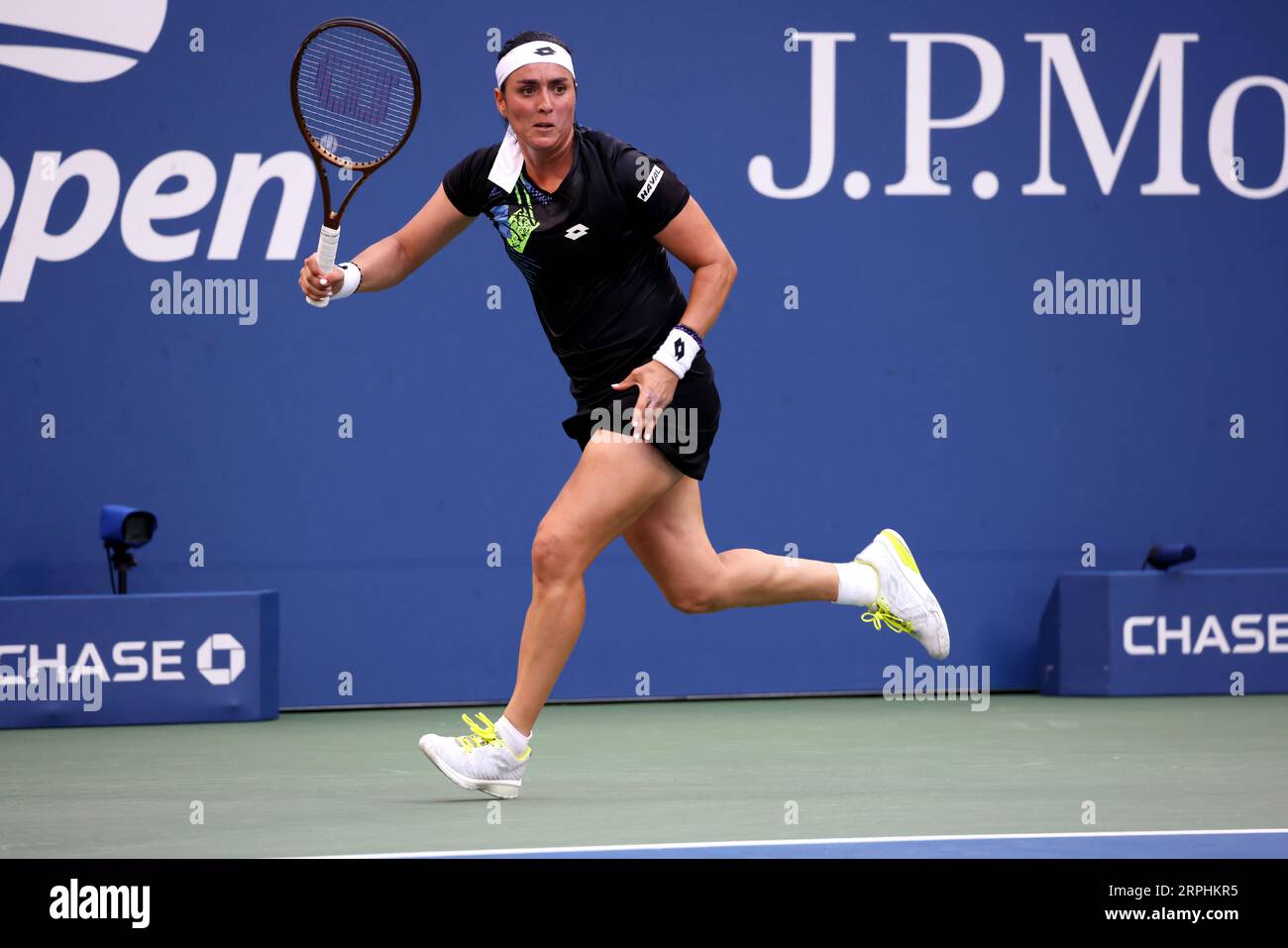 New York, États-Unis. 04 septembre 2023. ONS Jabeur, de Tunisie, retourne un tir à Qinwen Zheng, de Chine, lors de leur match de quatrième ronde à l’US Open. Zheng a contrarié Jabeur dans des sets droits. Photographie par crédit : Adam Stoltman/Alamy Live News Banque D'Images
