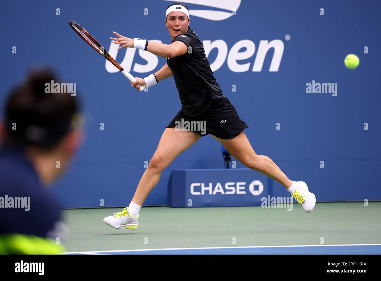 New York, États-Unis. 04 septembre 2023. ONS Jabeur, de Tunisie, retourne un tir à Qinwen Zheng, de Chine, lors de leur match de quatrième ronde à l’US Open. Zheng a contrarié Jabeur dans des sets droits. Photographie par crédit : Adam Stoltman/Alamy Live News Banque D'Images
