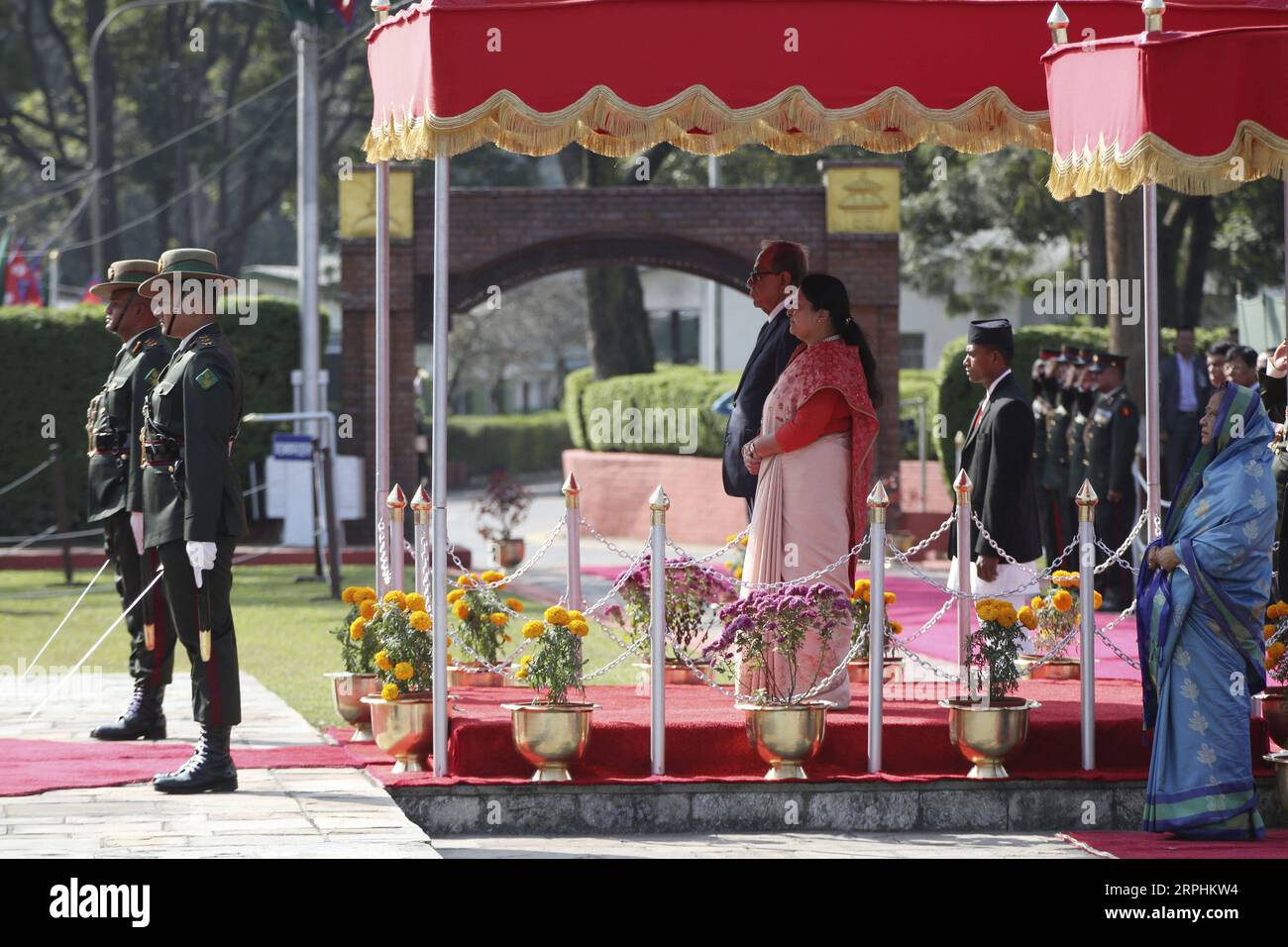 191112 -- KATMANDOU, le 12 novembre 2019 -- le président du Bangladesh, M. Abdul Hamid, et le président népalais, Bidhya Devi Bhandari, examinent la garde d'honneur à l'aéroport international Tribhuvan de Katmandou, capitale du Népal, le 12 novembre 2019. Le président du Bangladesh, M. Abdul Hamid, est arrivé mardi à Katmandou pour une visite officielle de bonne volonté de quatre jours. Str/Xinhua NÉPAL-KATMANDOU-PRÉSIDENT DU BANGLADESH- VISITE sunilxsharma PUBLICATIONxNOTxINxCHN Banque D'Images