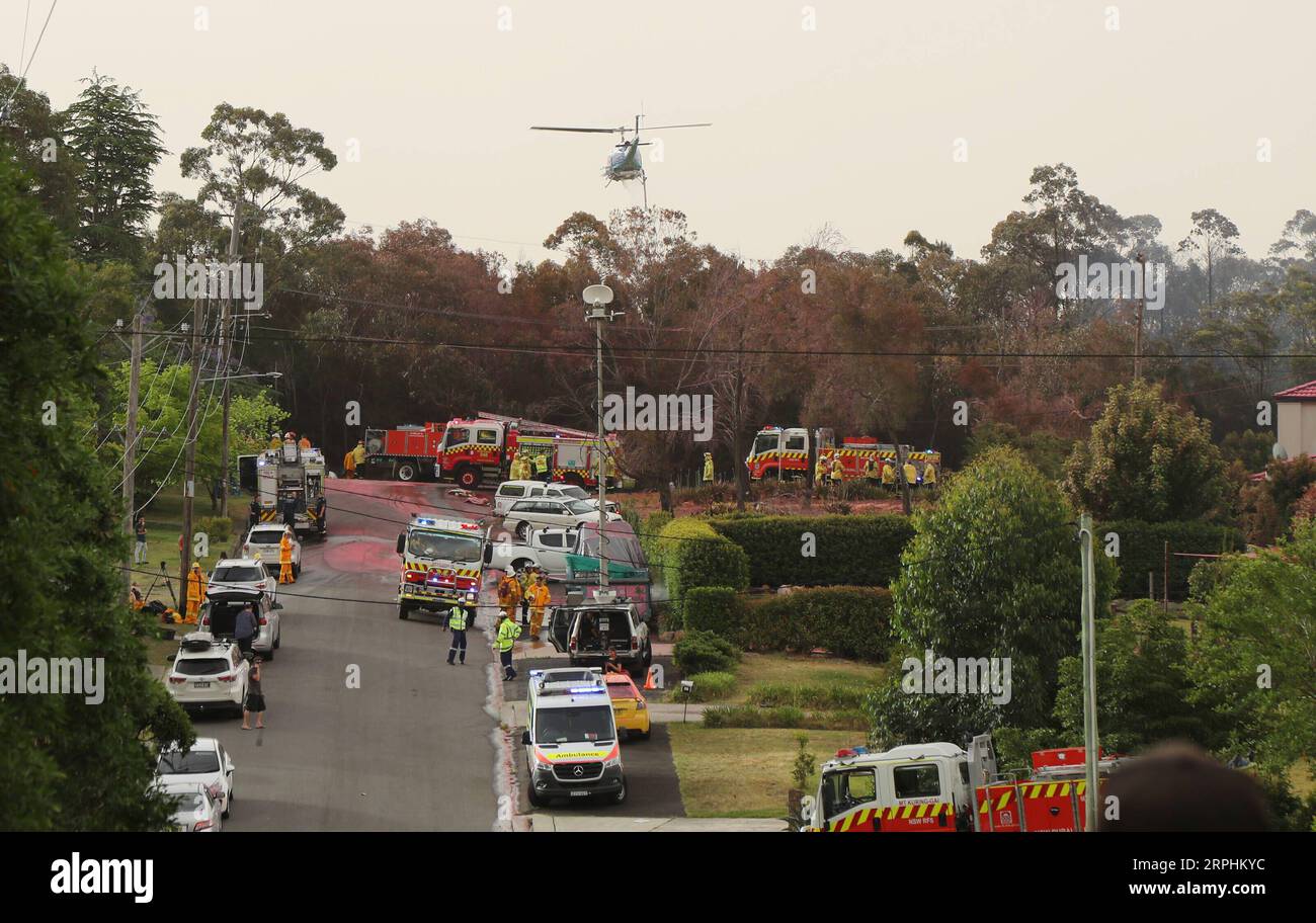 191112 -- SYDNEY, le 12 novembre 2019 -- Un hélicoptère participe à une lutte contre les incendies à South Turramurra, Sydney, Australie, le 12 novembre 2019. Le gouvernement australien a confirmé qu il envisageait un appel obligatoire sans précédent de réserves militaires pour lutter contre les feux de brousse sur la côte est du pays. Linda Reynolds, la ministre de la Défense, a déclaré au Parlement mardi après-midi qu'elle étudiait la disponibilité et l'état de préparation des forces de réserve de l'armée, de la marine et de la force aérienne. Les feux de brousse qui ont tué au moins trois personnes dans le nord de la Nouvelle-Galles du Sud NSW ont été exacerbés mardi par la catastrophe c Banque D'Images