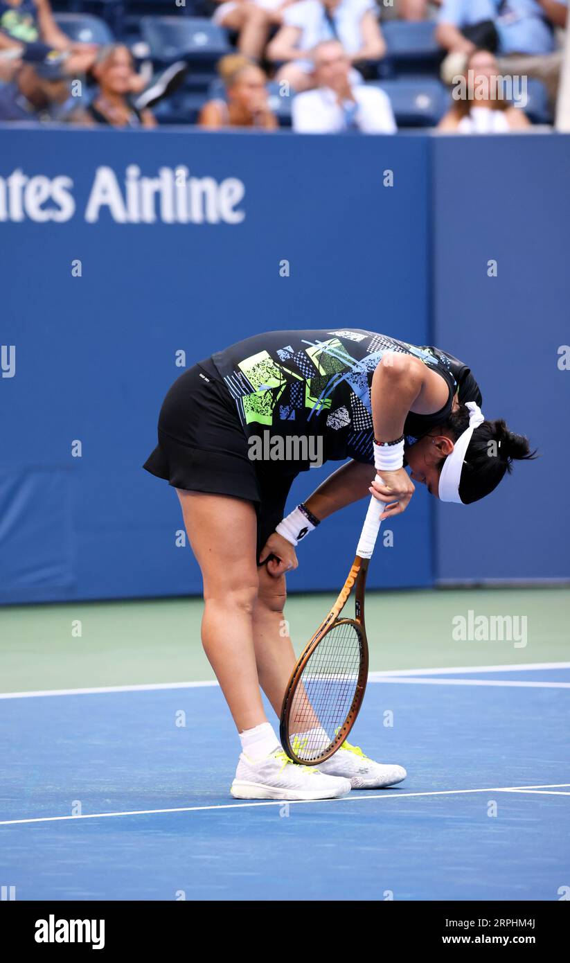 New York, États-Unis. 04 septembre 2023. ONS Jabeur, de Tunisie, pend la tête après avoir perdu un point lors de son match de quatrième ronde contre Qinwen Zheng, de Chine, à l’US Open. Zheng a contrarié Jabeur dans des sets droits. Photographie par crédit : Adam Stoltman/Alamy Live News Banque D'Images