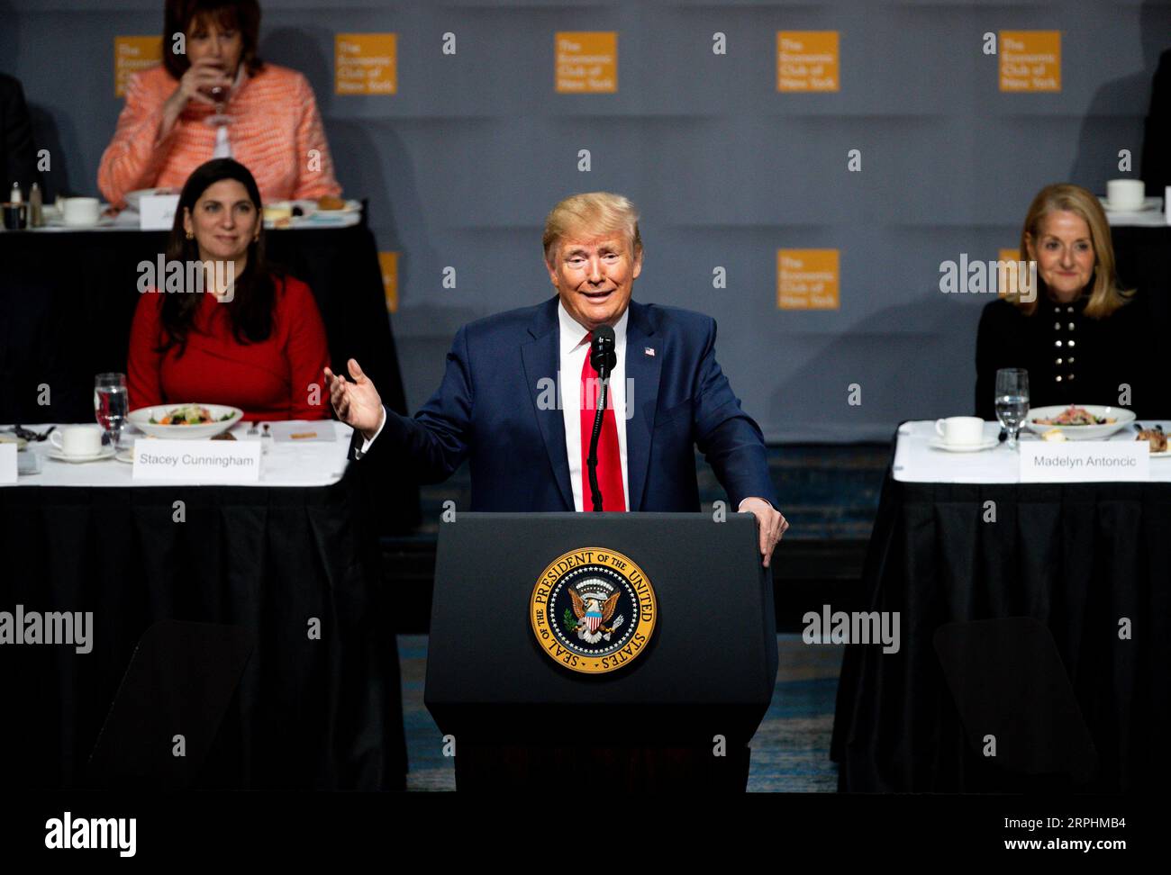 191113 -- BEIJING, le 13 novembre 2019 -- le président américain Donald Trump prononce un discours à l'Economic Club de New York à New York le 12 novembre 2019. PHOTOS XINHUA DU JOUR WangxYing PUBLICATIONxNOTxINxCHN Banque D'Images