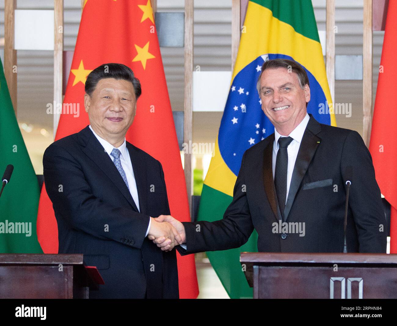191113 -- BRASILIA, le 13 novembre 2019 -- le président chinois Xi Jinping s'entretient avec le président brésilien Jair Bolsonaro à Brasilia, Brésil, le 13 novembre 2019. BRÉSIL-BRASILIA-XI JINPING-PRÉSIDENT BRÉSILIEN-PARLE LIXXUEREN PUBLICATIONXNOTXINXCHN Banque D'Images