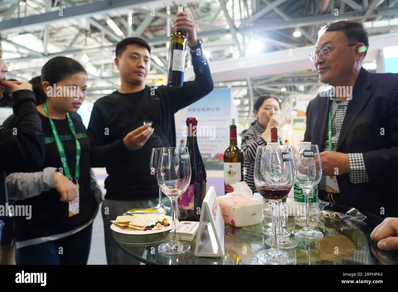 191115 -- NANCHANG, 15 novembre 2019 -- les visiteurs goûtent le vin dans la zone d'exposition de Ningxia de la 17e Foire internationale agricole chinoise CATF à Nanchang, capitale de la province de Jiangxi de l'est de la Chine, le 15 novembre 2019. Le 17e CATF a débuté vendredi à Nanchang avec environ 8 000 exposants présents à la foire. CHINA-JIANGXI-NANCHANG-CATF CN ZhouxMi PUBLICATIONxNOTxINxCHN Banque D'Images