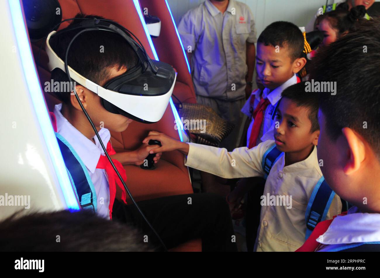 191116 -- VIENTIANE, 16 novembre 2019 -- des étudiants de l'école primaire China-Laos Friendship Nongping visitent une salle d'expertise VR d'éducation à la sécurité du chantier de fabrication de poutres du chemin de fer Chine-Laos dans la capitale lao de Vientiane le 1 juin 2019. La construction du chemin de fer Chine-Laos est un projet majeur dans le cadre de l'Initiative ceinture et route proposée par la Chine BRI et la stratégie du Laos visant à passer d'un pays enclavé à une plaque tournante terrestre. Le chemin de fer en construction a cultivé une amitié précieuse entre les deux pays. LAOS-CHINE-LAOS RAILWAY-FRIENDSHIP ZhangxJianhua PUBLICATIONxNOTxINx Banque D'Images