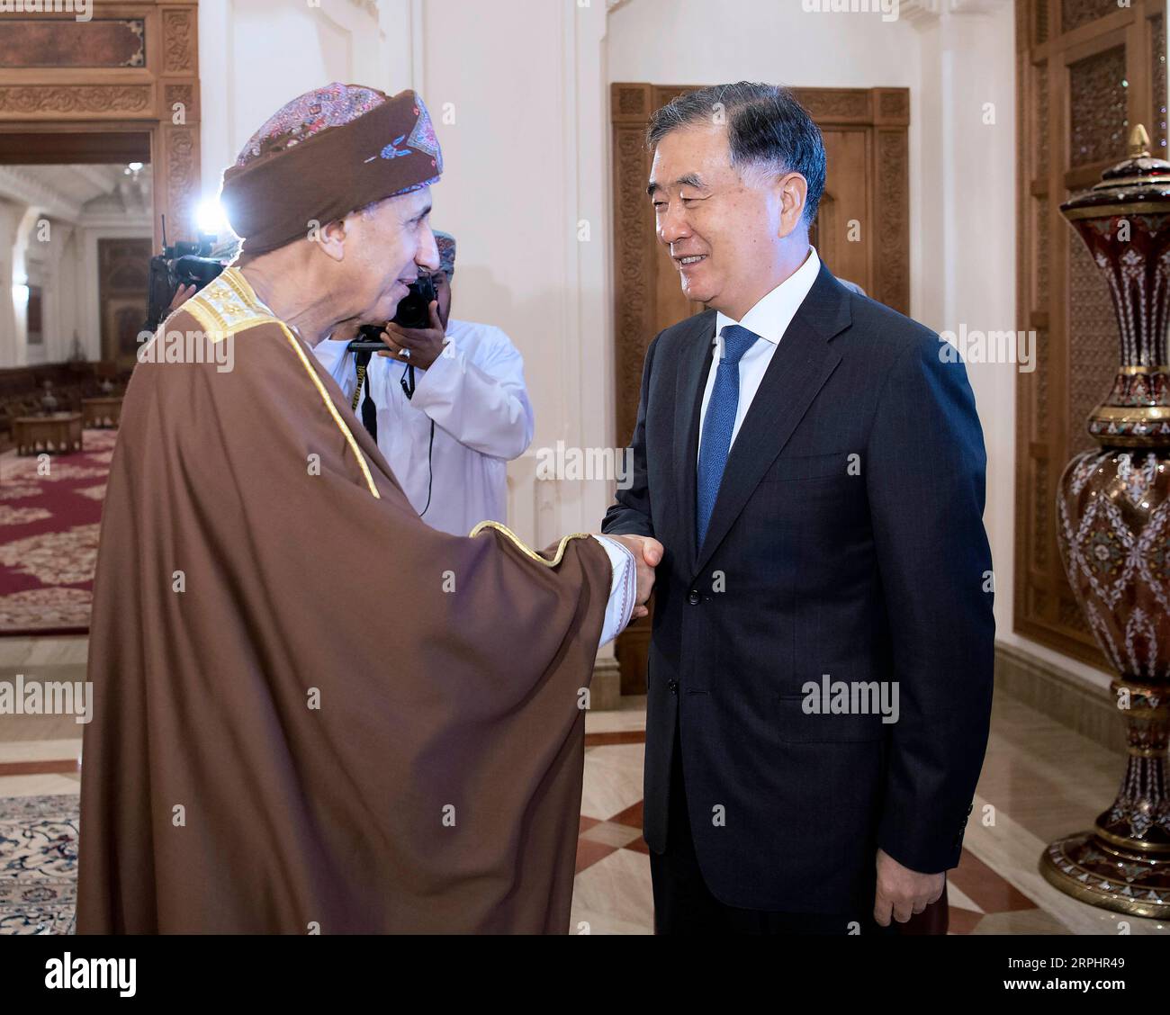 191116 -- MUSCAT, le 16 novembre 2019 -- Wang Yang, président du Comité national de la Conférence consultative politique du peuple chinois, rencontre le vice-premier ministre omanais pour le Conseil des ministres Fahad Bin Mahmoud al-Said à Oman le 14 novembre 2019. Invité par le président du Conseil d’État omanais Yahya bin Mahfoudh al-Mantheri, Wang a effectué une visite officielle à Oman du 13 au 16 novembre. OMAN-CHINE-WANG YANG-VISITE LixTao PUBLICATIONxNOTxINxCHN Banque D'Images