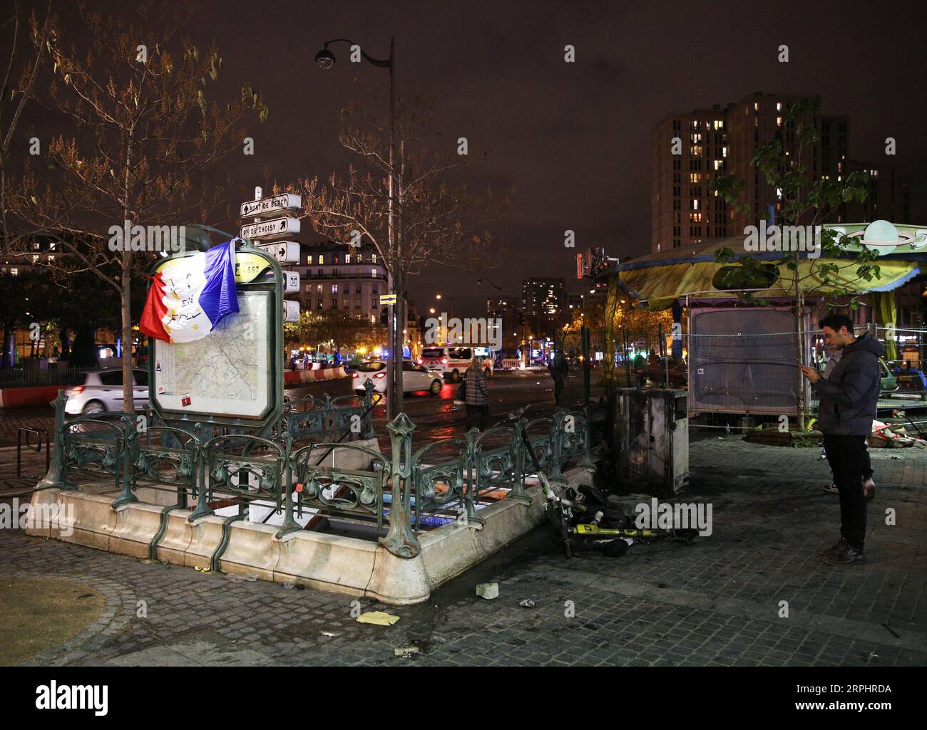 191117 -- PARIS, le 17 novembre 2019 -- l'entrée du métro de la place d'Italie est vue après la manifestation des gilets jaunes dans le 13e arrondissement, Paris, France, le 16 novembre 2019. La violence a éclaté samedi à Paris où le mouvement gilets jaunes a organisé une nouvelle action pour marquer son premier anniversaire dans un contexte de troubles sociaux continus sur les réformes économiques du président Emmanuel Macron. FRANCE-PARIS-GILET JAUNE ANNIVERSAIRE GaoxJing PUBLICATIONxNOTxINxCHN Banque D'Images