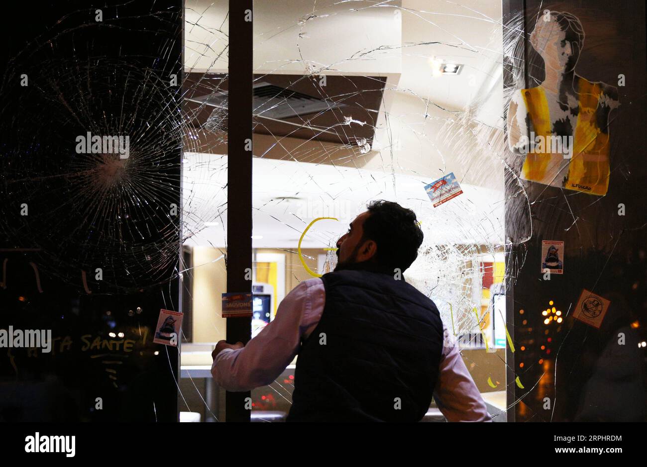 191117 -- PARIS, le 17 novembre 2019 -- Un homme regarde des fenêtres détruites par des manifestants de gilets jaunes sur la place d'Italie dans le 13e arrondissement, Paris, France, le 16 novembre 2019. La violence a éclaté samedi à Paris où le mouvement gilets jaunes a organisé une nouvelle action pour marquer son premier anniversaire dans un contexte de troubles sociaux continus sur les réformes économiques du président Emmanuel Macron. FRANCE-PARIS-GILET JAUNE ANNIVERSAIRE GaoxJing PUBLICATIONxNOTxINxCHN Banque D'Images