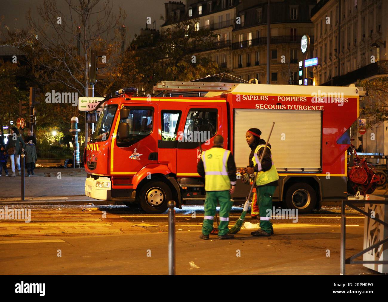 191117 -- PARIS, le 17 novembre 2019 -- des ouvriers nettoient la rue après la manifestation des gilets jaunes sur la place d Italie dans le 13e arrondissement, Paris, France, le 16 novembre 2019. La violence a éclaté samedi à Paris où le mouvement gilets jaunes a organisé une nouvelle action pour marquer son premier anniversaire dans un contexte de troubles sociaux continus sur les réformes économiques du président Emmanuel Macron. FRANCE-PARIS-GILET JAUNE ANNIVERSAIRE GaoxJing PUBLICATIONxNOTxINxCHN Banque D'Images