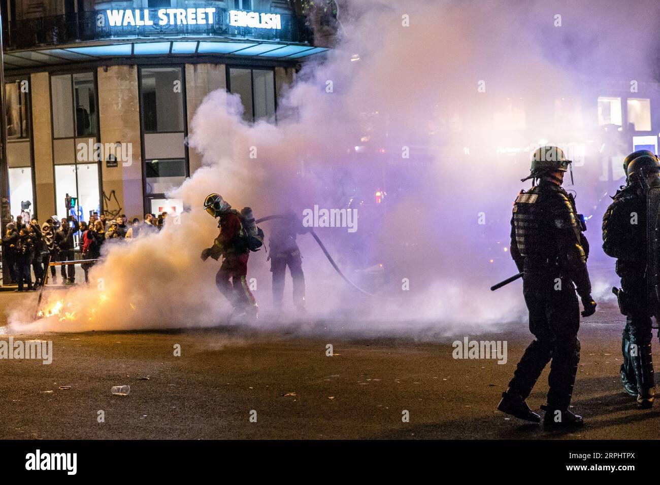 191118 -- PARIS, le 18 novembre 2019 Xinhua -- les forces de police françaises ont éteint le feu des manifestants lors d'une manifestation marquant le premier anniversaire du mouvement gilets jaunes à Paris, France, le 17 novembre 2019. Le 17 novembre 2018, le mouvement, qui tire son nom des gilets haute visibilité que les conducteurs gardent dans leurs voitures, a commencé comme une campagne contre une augmentation du prix du diesel, le carburant automobile le plus couramment utilisé en France, que Macron a déclaré nécessaire pour lutter contre le changement climatique. Photo Aurelien Morissard/Xinhua FRANCE-PARIS-JAUNE GILET-ANNIVERSAIRE PUBLICATIONxNOTxINxCHN Banque D'Images