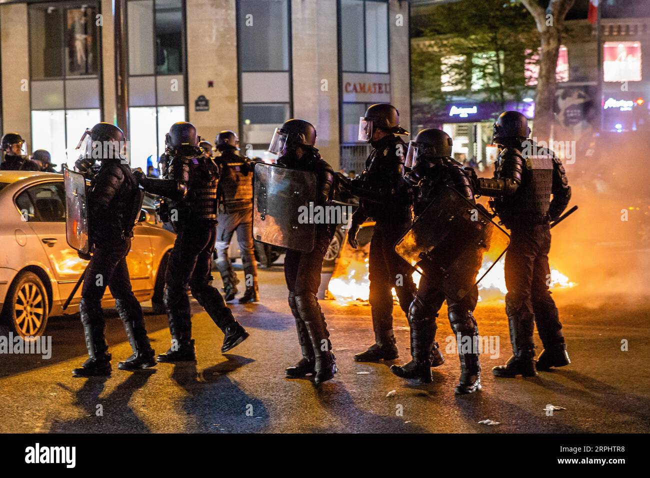 191118 -- PARIS, le 18 novembre 2019 Xinhua -- les forces de police françaises dispersent des manifestants lors d'une manifestation pour le premier anniversaire du mouvement gilets jaunes à Paris, France, le 17 novembre 2019. Le 17 novembre 2018, le mouvement, qui tire son nom des gilets haute visibilité que les conducteurs gardent dans leurs voitures, a commencé comme une campagne contre une augmentation du prix du diesel, le carburant automobile le plus couramment utilisé en France, que Macron a déclaré nécessaire pour lutter contre le changement climatique. Photo Aurelien Morissard/Xinhua FRANCE-PARIS-JAUNE GILET-ANNIVERSAIRE PUBLICATIONxNOTxINxCHN Banque D'Images