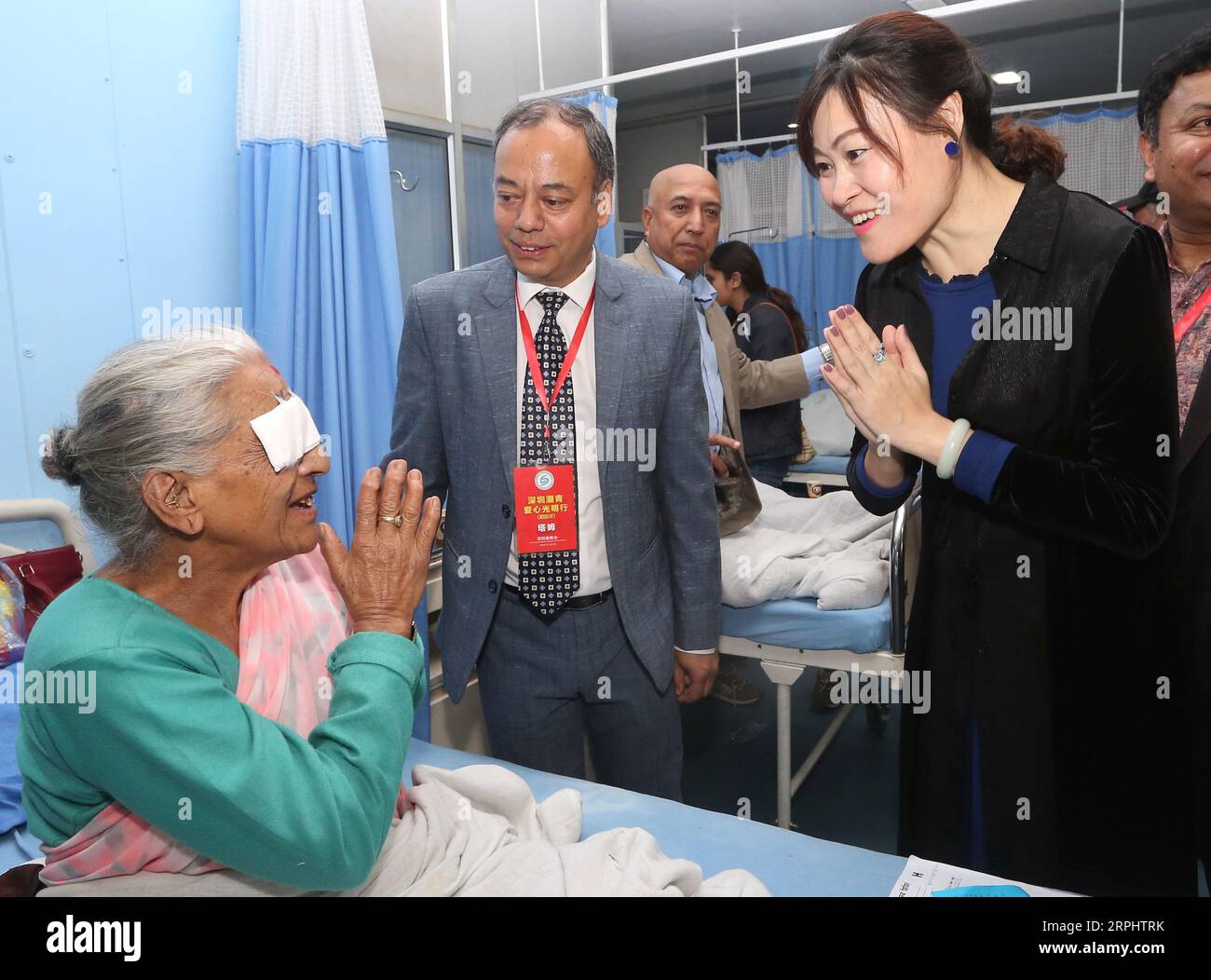191118 -- KATMANDOU, le 18 novembre 2019 -- l'ambassadeur de Chine au Népal, Hou Yanqi R, rend visite à un patient qui a subi une chirurgie de la cataracte à l'hôpital Manmohan Memorial de Katmandou, Népal, le 17 novembre 2019. L’équipe médicale chinoise a fourni gratuitement des chirurgies de la cataracte à plus de 50 patients népalais au cours des deux derniers jours ici dans le cadre des programmes visant à renforcer la coopération médicale entre les deux pays. NÉPAL-KATMANDOU-CHINOIS MÉDECINS-LIBRE CHIRURGIE DE LA CATARACTE SUNILXSHARMA PUBLICATIONXNOTXINXCHN Banque D'Images