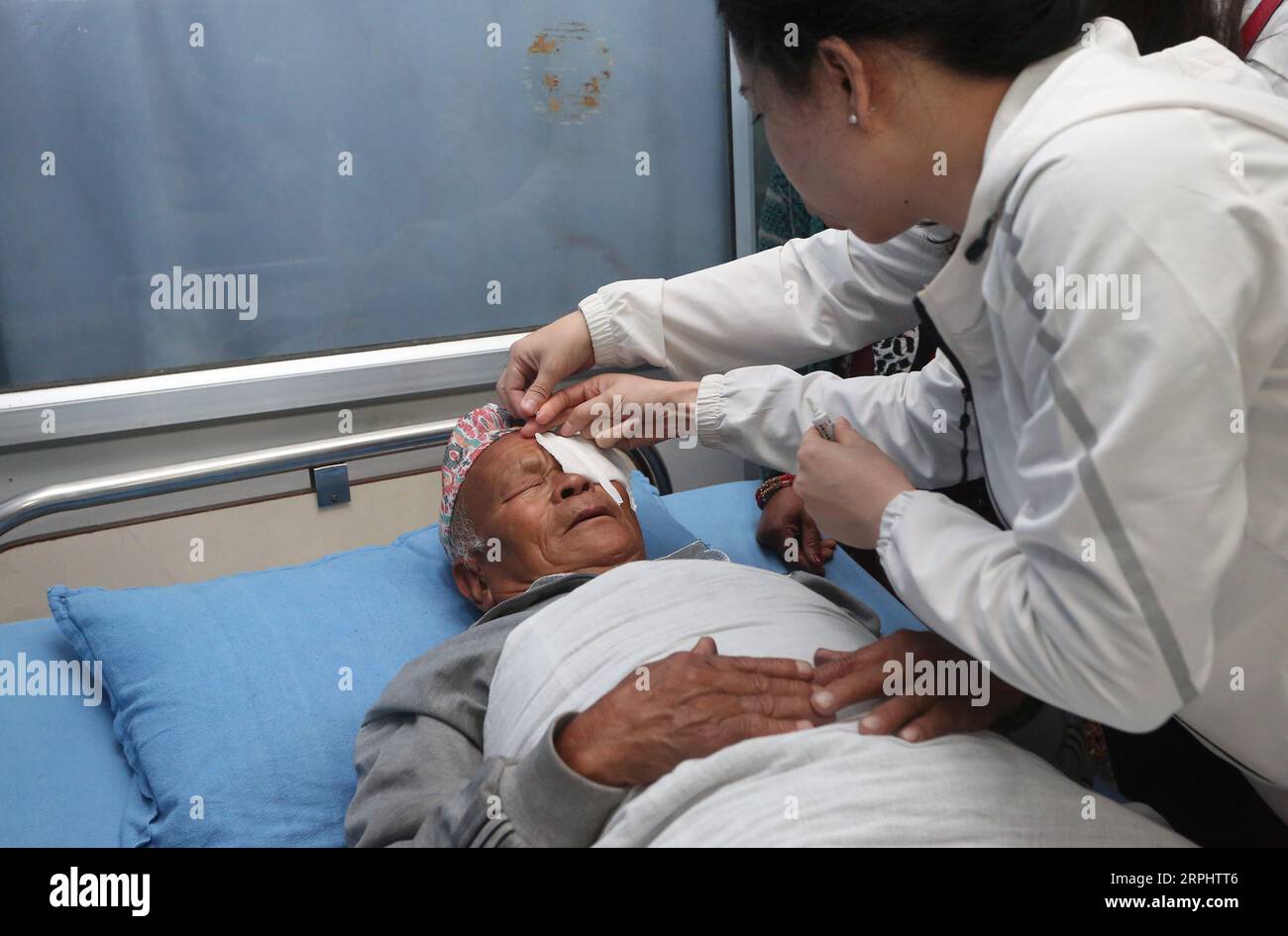 191118 -- KATMANDOU, le 18 novembre 2019 -- Un médecin chinois examine un patient qui a subi une chirurgie de la cataracte à l'hôpital Manmohan Memorial de Katmandou, Népal, le 17 novembre 2019. L’équipe médicale chinoise a fourni gratuitement des chirurgies de la cataracte à plus de 50 patients népalais au cours des deux derniers jours ici dans le cadre des programmes visant à renforcer la coopération médicale entre les deux pays. NÉPAL-KATMANDOU-CHINOIS MÉDECINS-LIBRE CHIRURGIE DE LA CATARACTE SUNILXSHARMA PUBLICATIONXNOTXINXCHN Banque D'Images