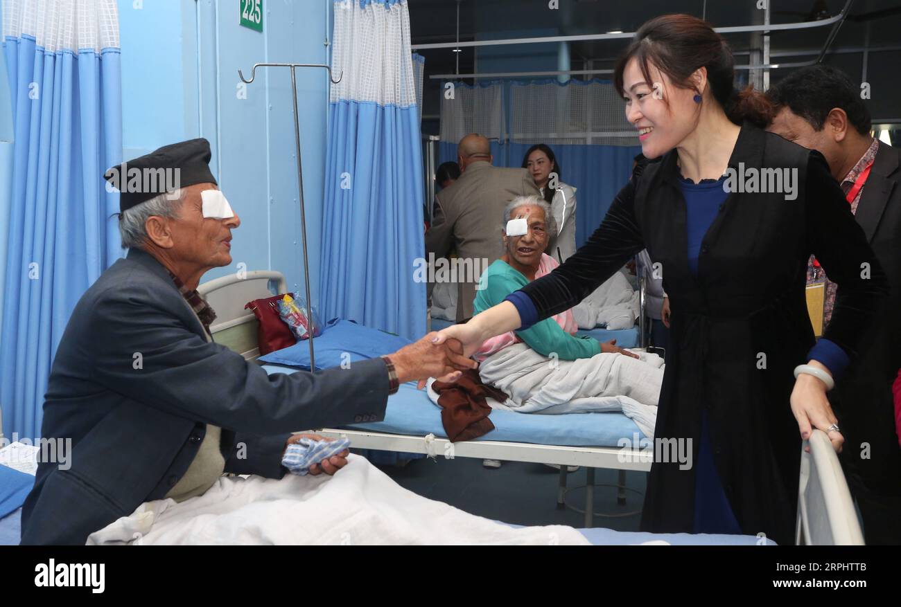 191118 -- KATMANDOU, le 18 novembre 2019 -- l'ambassadeur de Chine au Népal Hou Yanqi R serre la main d'un patient qui a subi une opération de la cataracte à l'hôpital Manmohan Memorial de Katmandou, Népal, le 17 novembre 2019. L’équipe médicale chinoise a fourni gratuitement des chirurgies de la cataracte à plus de 50 patients népalais au cours des deux derniers jours ici dans le cadre des programmes visant à renforcer la coopération médicale entre les deux pays. NÉPAL-KATMANDOU-CHINOIS MÉDECINS-LIBRE CHIRURGIE DE LA CATARACTE SUNILXSHARMA PUBLICATIONXNOTXINXCHN Banque D'Images