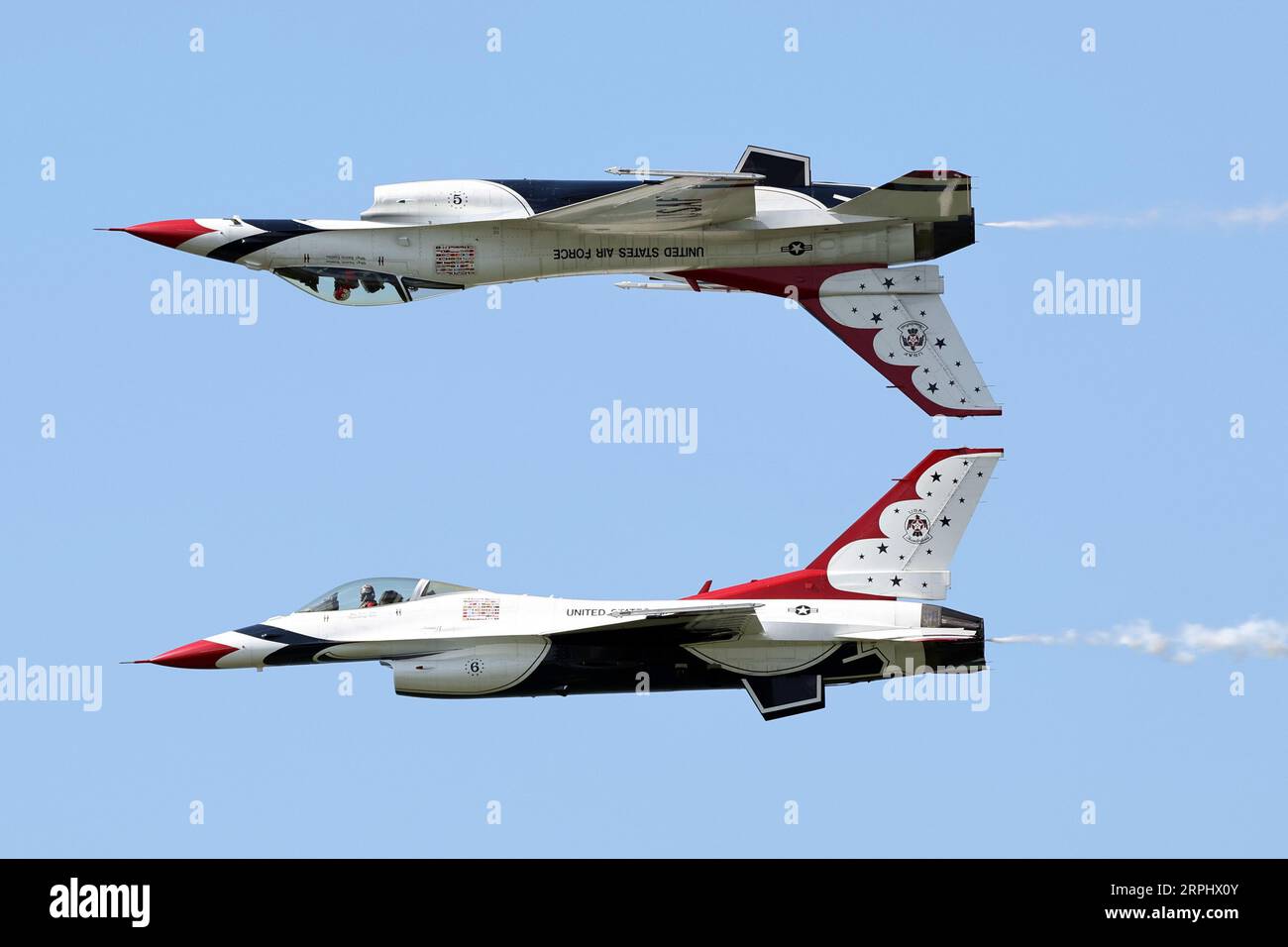 Cleveland, États-Unis. 04 septembre 2023. Un avion Thunderbird de l'United States Air Force se produit lors du Cleveland National Air Show à Cleveland, Ohio, le lundi 4 septembre 2023. Photo de Aaron Josefczyk/UPI crédit : UPI/Alamy Live News Banque D'Images