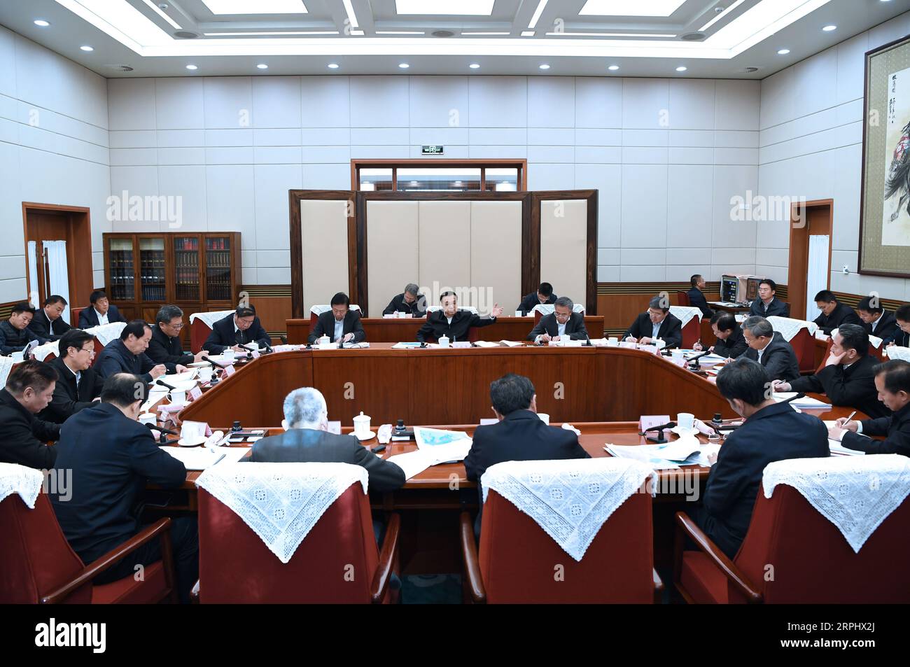 191118 -- BEIJING, 18 novembre 2019 -- le Premier ministre chinois Li Keqiang, également membre du Comité permanent du Bureau politique du Comité central du Parti communiste chinois, préside une réunion de travail sur les efforts de suivi du projet de dérivation des eaux du sud vers le nord à Beijing, capitale de la Chine, le 18 novembre 2019. CHINE-BEIJING-LI KEQIANG-PROJET DE DÉRIVATION DE L'EAU-RÉUNION CN RAOXAIMIN PUBLICATIONXNOTXINXCHN Banque D'Images