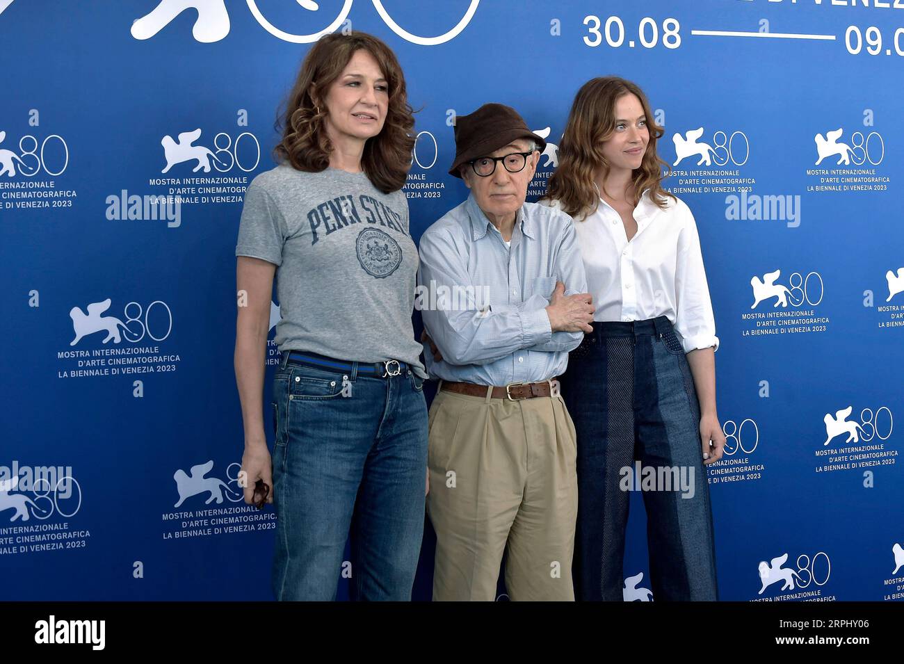 Venezia, Italie. 04 septembre 2023. Valérie Lemercier, le réalisateur Woody Allen et Lou de Laâge arrivent pour un photocall pour le film 'coup de chance' au 80e Festival International du film de Venise 2023 le 04 septembre 2023 à Venise, Italie. Photo de Rocco Spaziani/UPI crédit : UPI/Alamy Live News Banque D'Images