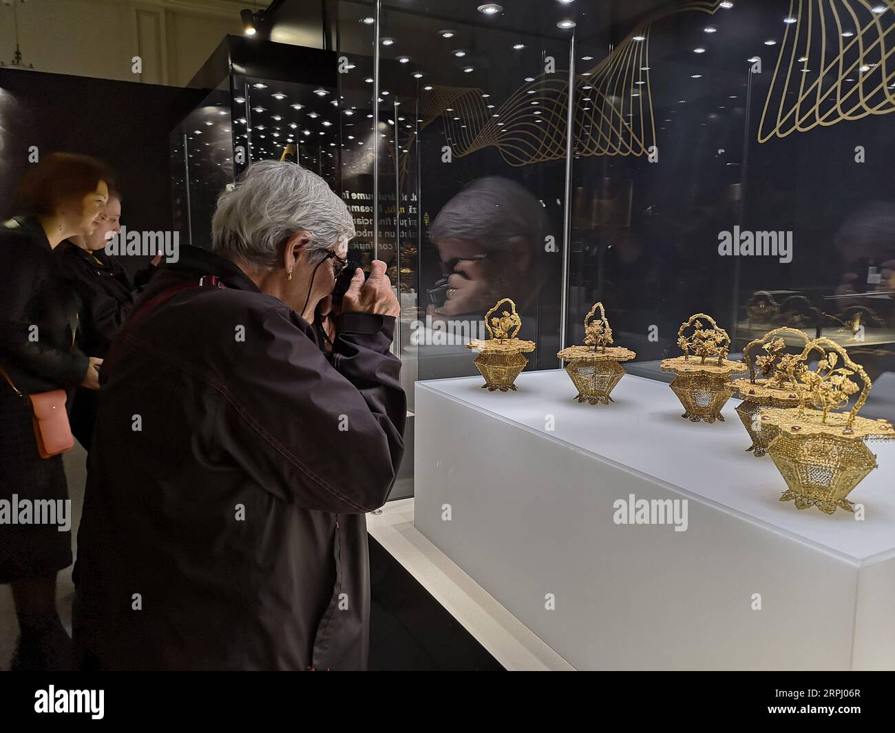 191121 -- BUCAREST, le 21 novembre 2019 Xinhua -- Un visiteur prend des photos d'expositions lors d'une exposition d'objets en or royaux chinois de la dynastie Ming 1368-1644 au Musée national d'histoire de Roumanie à Bucarest, Roumanie, le 20 novembre 2019. Une exposition de pièces d'or royales chinoises de la dynastie Ming a ouvert mercredi au Musée national d'histoire de Roumanie, à l'occasion du 70e anniversaire des relations diplomatiques sino-roumaines. L'exposition Royal Gold Wares de la période Wanli, dynastie Ming - Dong Bo Zhai Collection est la première collaboration entre le Musée national d'histoire de Roumanie et un Chinois Banque D'Images