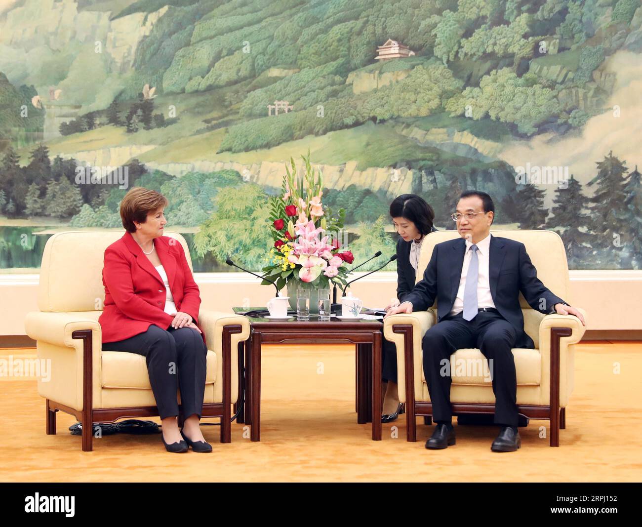 191122 -- BEIJING, le 22 novembre 2019 -- le premier ministre chinois Li Keqiang rencontre Kristalina Georgieva, directrice générale du FMI, au Grand Hall du peuple à Beijing, capitale de la Chine, le 22 novembre 2019. CHINA-BEIJING-LI KEQIANG-FMI CHIEF-MEETING CN LIUXWEIBING PUBLICATIONXNOTXINXCHN Banque D'Images