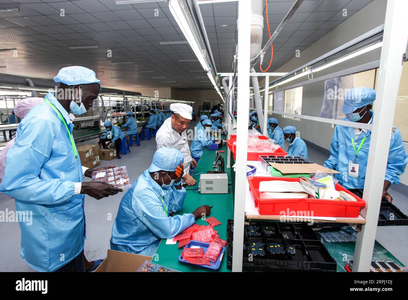 191122 -- MUKONO OUGANDA, 22 novembre 2019 Xinhua -- des employés assemblent des téléphones à l'usine d'Engo Holdings Group Limited au parc industriel de Namanve à Mukono, Ouganda, le 22 novembre 2019. La société chinoise d'électronique, Engo Holdings Group Limited, a ouvert vendredi une usine de 5 millions de dollars américains en Ouganda qui fabriquera des téléphones et des ordinateurs portables. Photo de Hajarah Nalwadda/Xinhua OUGANDA-MUKONO-CHINESE ELECTRONICS COMPANY-OUVERTURE D'USINE PUBLICATIONxNOTxINxCHN Banque D'Images