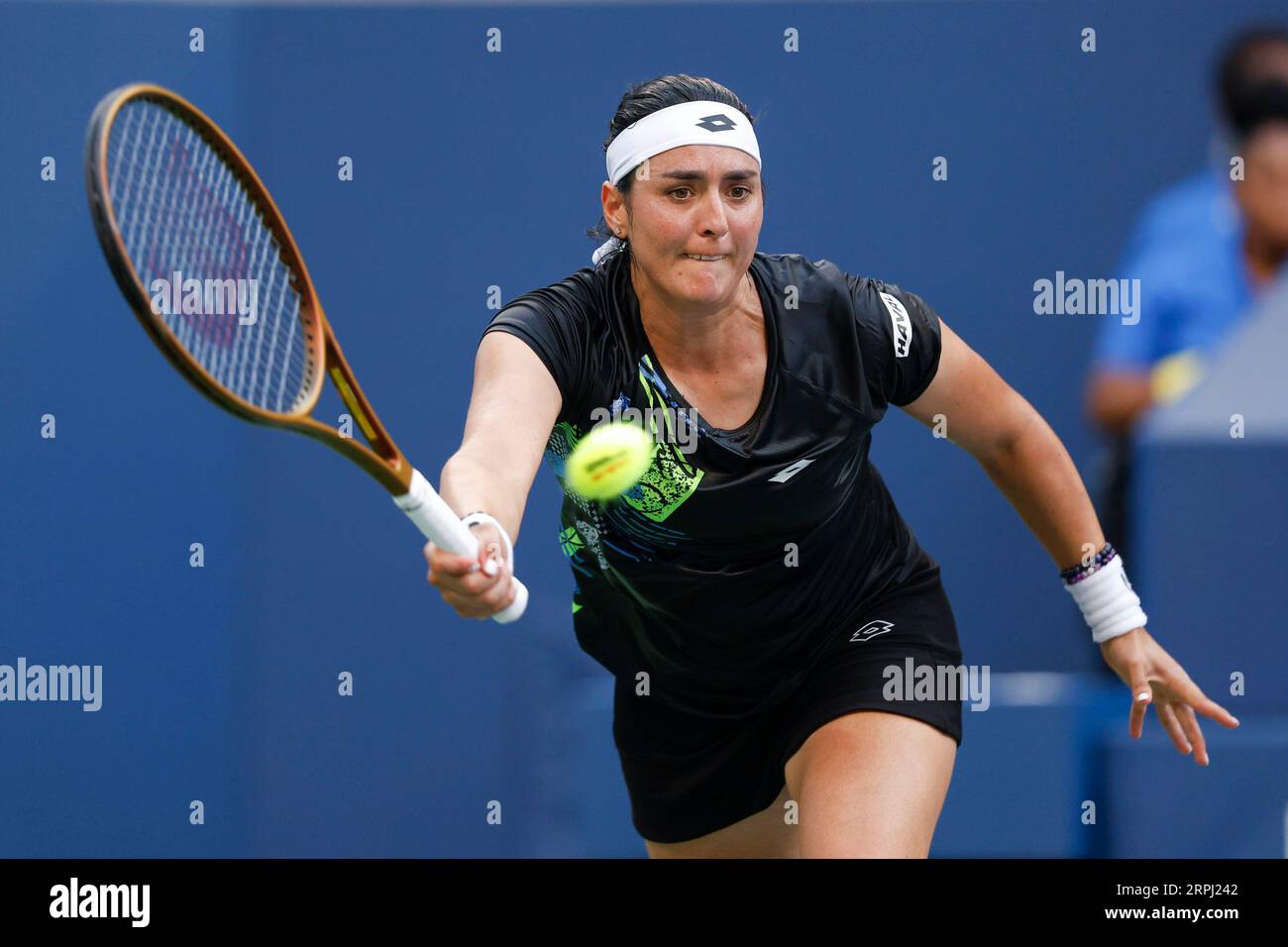 New York, États-Unis, 4 septembre 2023. Le joueur de tennis tunisien ONS Jabeur en action lors du tournoi US Open 2023 au Centre National de tennis Billie Jean King le lundi 04 août 2023. © Juergen Hasenkopf / Alamy Live News Banque D'Images