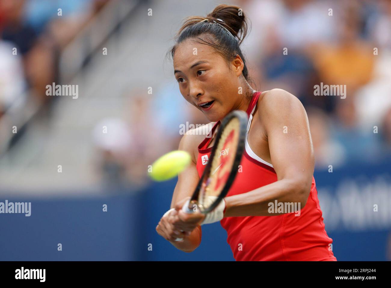 New York, États-Unis, 4 septembre 2023. Le joueur de tennis chinois Qinwen Zheng en action lors du tournoi US Open 2023 au Centre national de tennis Billie Jean King le lundi 04 août 2023. © Juergen Hasenkopf / Alamy Live News Banque D'Images