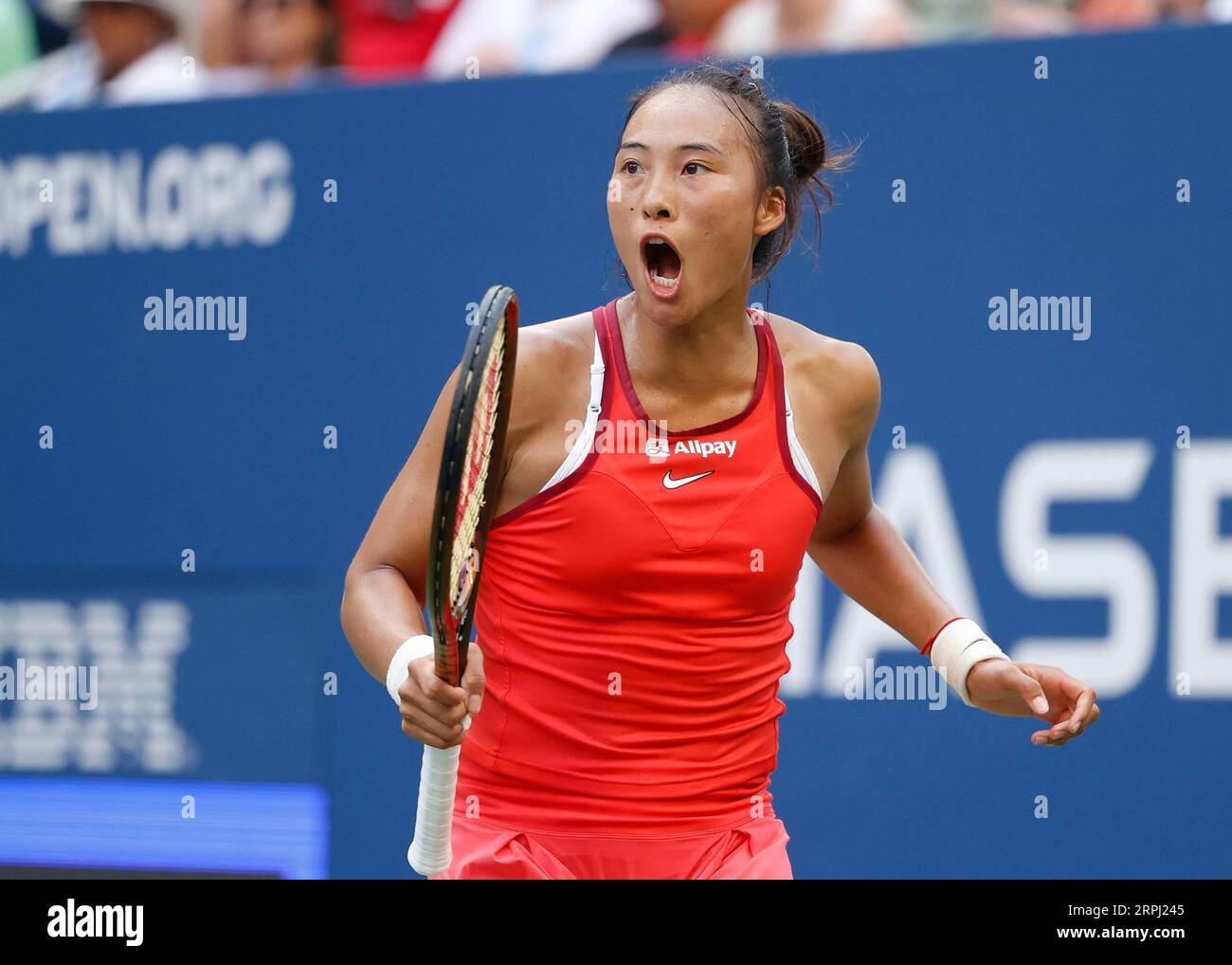 New York, États-Unis, 4 septembre 2023. Le joueur de tennis chinois Qinwen Zheng célèbre le tournoi US Open 2023 au Centre national de tennis Billie Jean King le lundi 04 août 2023. © Juergen Hasenkopf / Alamy Live News Banque D'Images