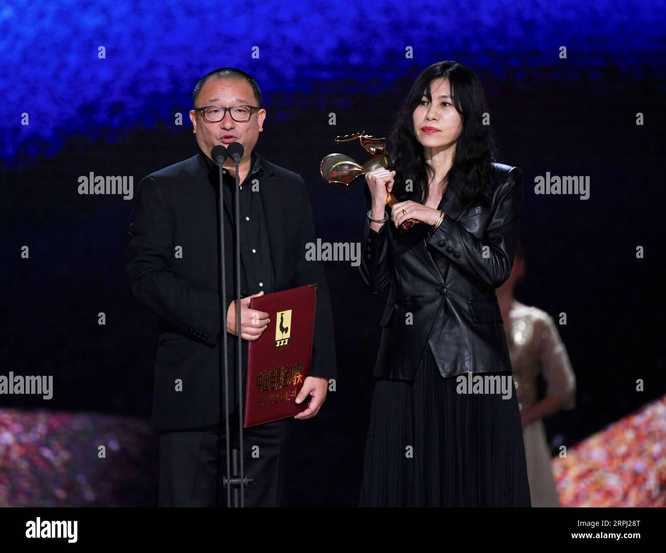 191123 -- XIAMEN, 23 novembre 2019 -- Wang Xiaoshuai L, réalisateur et scénariste du film So long, My son et A Mei, scénariste du film, sont honorés du prix du meilleur scénariste lors de la cérémonie de remise des 32e China film Golden Rooster Awards qui s'est tenue à Xiamen, dans la province du Fujian du sud-est de la Chine, le 23 novembre 2019. CHINA-FUJIAN-XIAMEN-FILM-32ND GOLDEN ROOSTER AWARDS-REMISE DES PRIX CN JIANGXKEHONG PUBLICATIONXNOTXINXCHN Banque D'Images