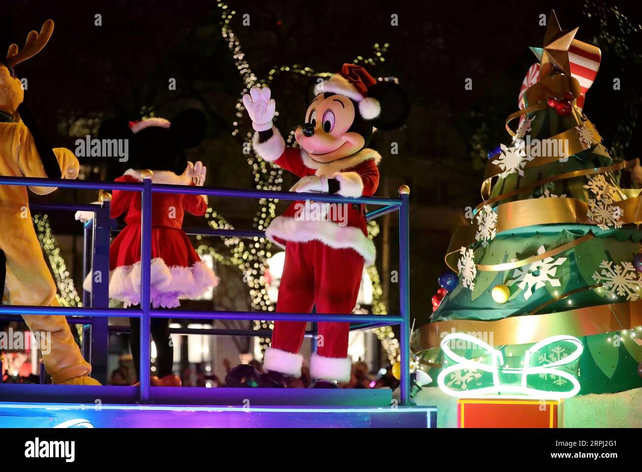 191124 -- CHICAGO, le 24 novembre 2019 -- Un artiste habillé en Micky Mouse participe au Magnificent Mile Lights Festival Parade 2019 à North Michigan Avenue à Chicago, aux États-Unis, le 23 novembre 2019. Avec des dizaines de chars, de danses et de spectacles présentés par des groupes d’art locaux et des écoles secondaires, ce défilé a marqué le début de la saison des fêtes annuelles. U.S.-CHICAGO-LIGHTS FESTIVAL-PARADE WangxPing PUBLICATIONxNOTxINxCHN Banque D'Images