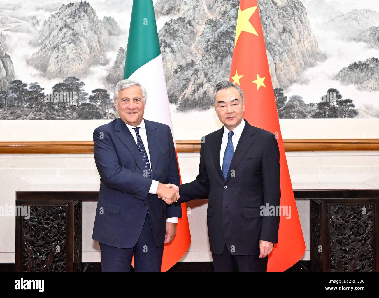 Pékin, Chine. 4 septembre 2023. Le ministre chinois des Affaires étrangères Wang Yi, également membre du bureau politique du Comité central du Parti communiste chinois, s'entretient avec le vice-président italien du Conseil des ministres et ministre des Affaires étrangères et de la coopération internationale Antonio Tajani à Beijing, capitale de la Chine, le 4 septembre 2023. Crédit : Shen Hong/Xinhua/Alamy Live News Banque D'Images