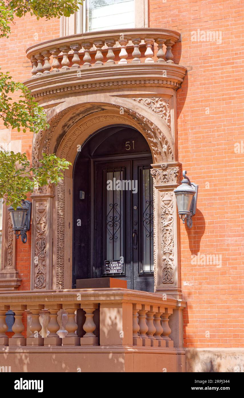 Upper East Side : James E. Ware a conçu cette maison en rangée en brique et pierre de style Queen Anne ; elle a été érigée en 1891 au 51 East 93rd Street. Banque D'Images