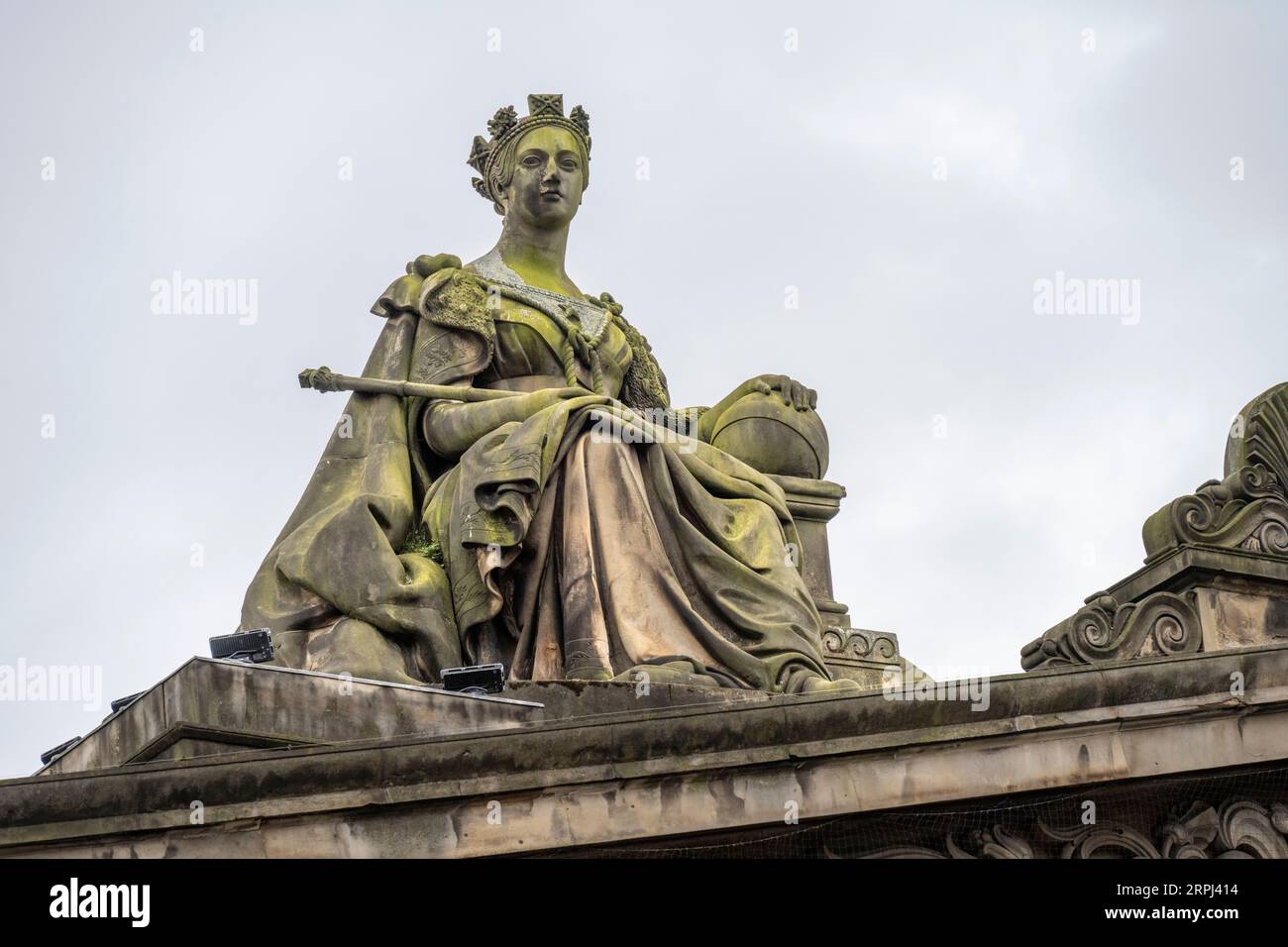 Reine Victoria au sommet de la Royal Scottish Academy sur Princes Street à Édimbourg Banque D'Images