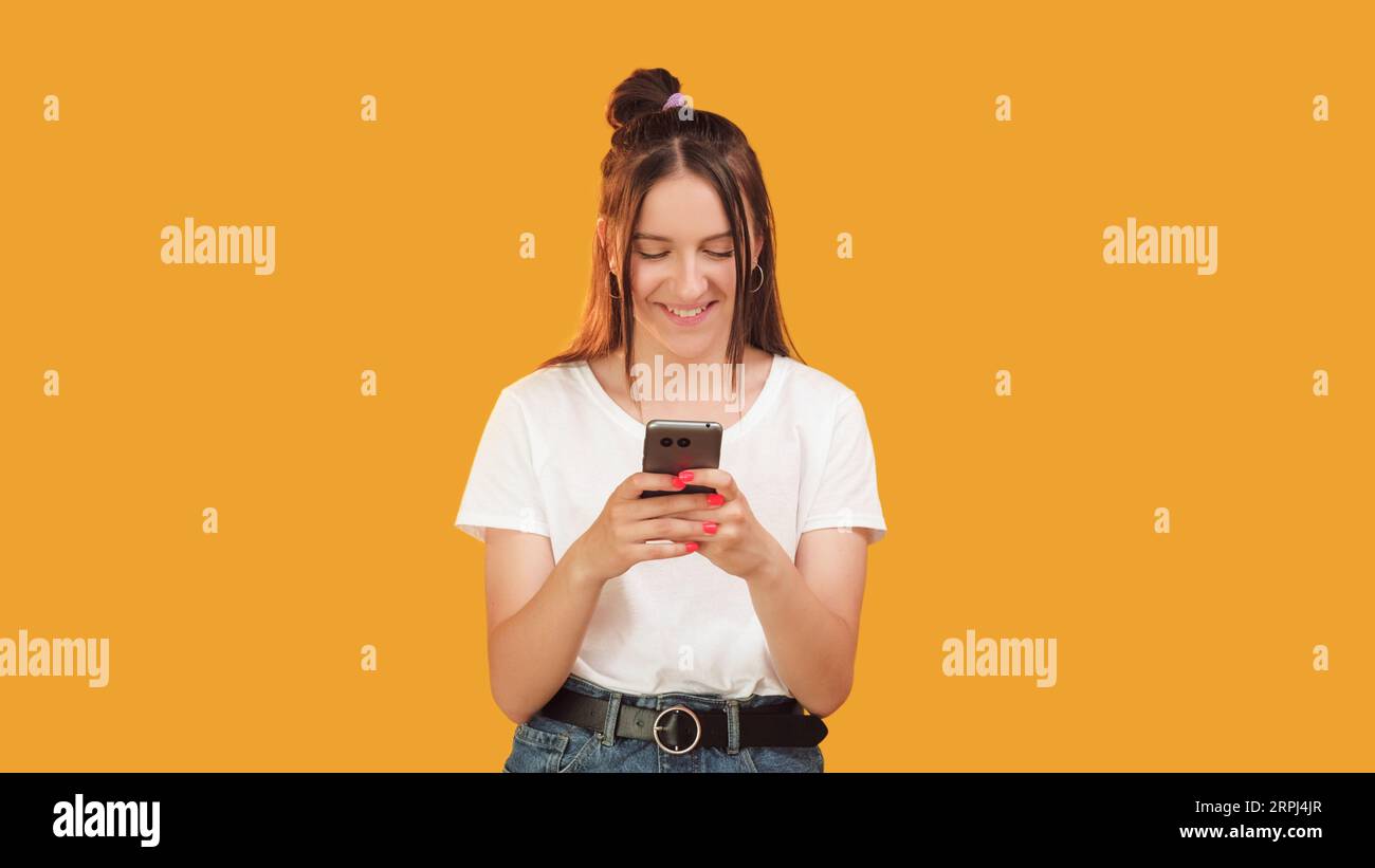 Chat mobile message texte femme heureuse tapant Banque D'Images