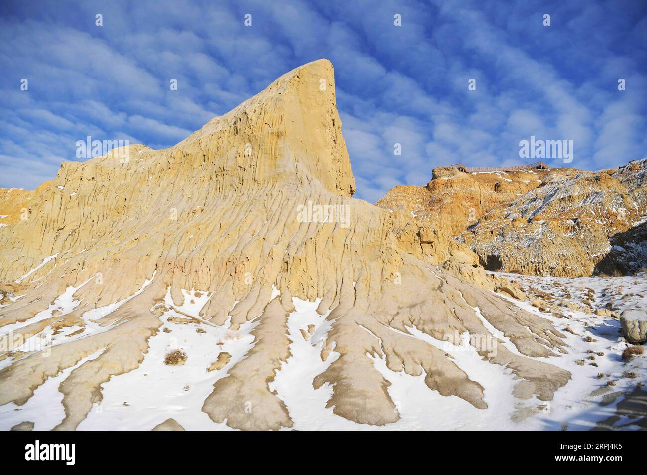 191127 -- FUHAI, 27 novembre 2019 Xinhua -- une photo prise le 26 novembre 2019 montre le paysage d'un endroit pittoresque du lac Ulunggur dans le comté de Fuhai, dans le nord-ouest de la Chine, dans la région autonome Uygur du Xinjiang. Célèbre pour son paysage de relief et d'eau unique de Yadang, le site pittoresque du lac Ulunggur dans le comté de Fuhai a attiré beaucoup de visiteurs. Xinhua/Sadat CHINA-XINJIANG-FUHAI-ULUNGGUR LAKE CN PUBLICATIONxNOTxINxCHN Banque D'Images