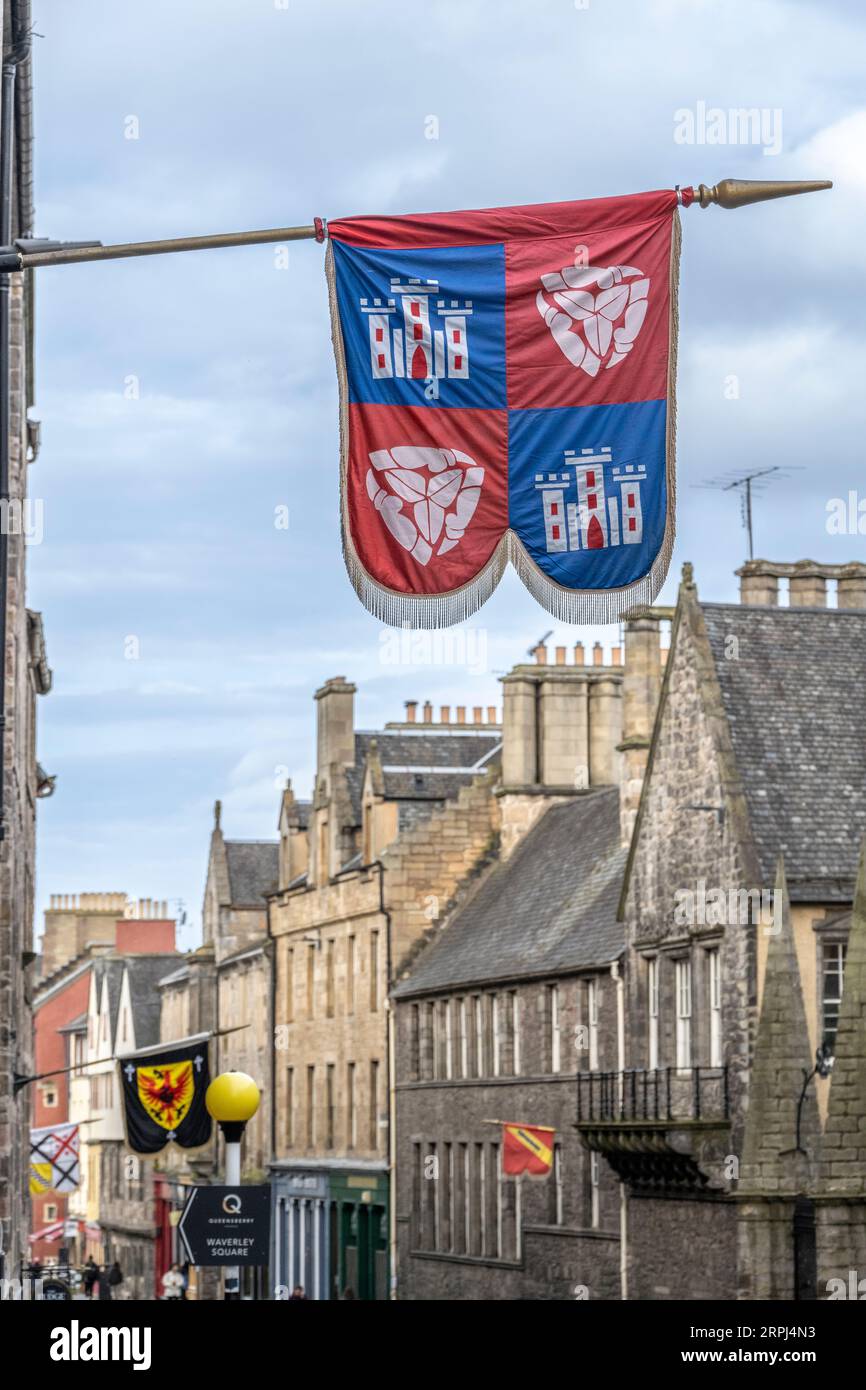 Drapeau sur le Royal Mile à Édimbourg en Écosse Banque D'Images